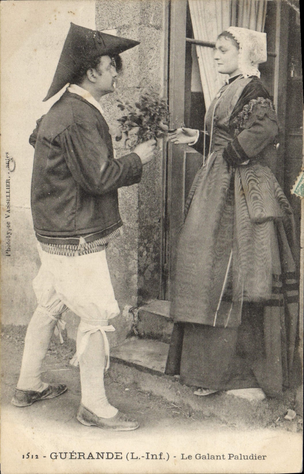 CPA Folklore Guerande Le galant paludier