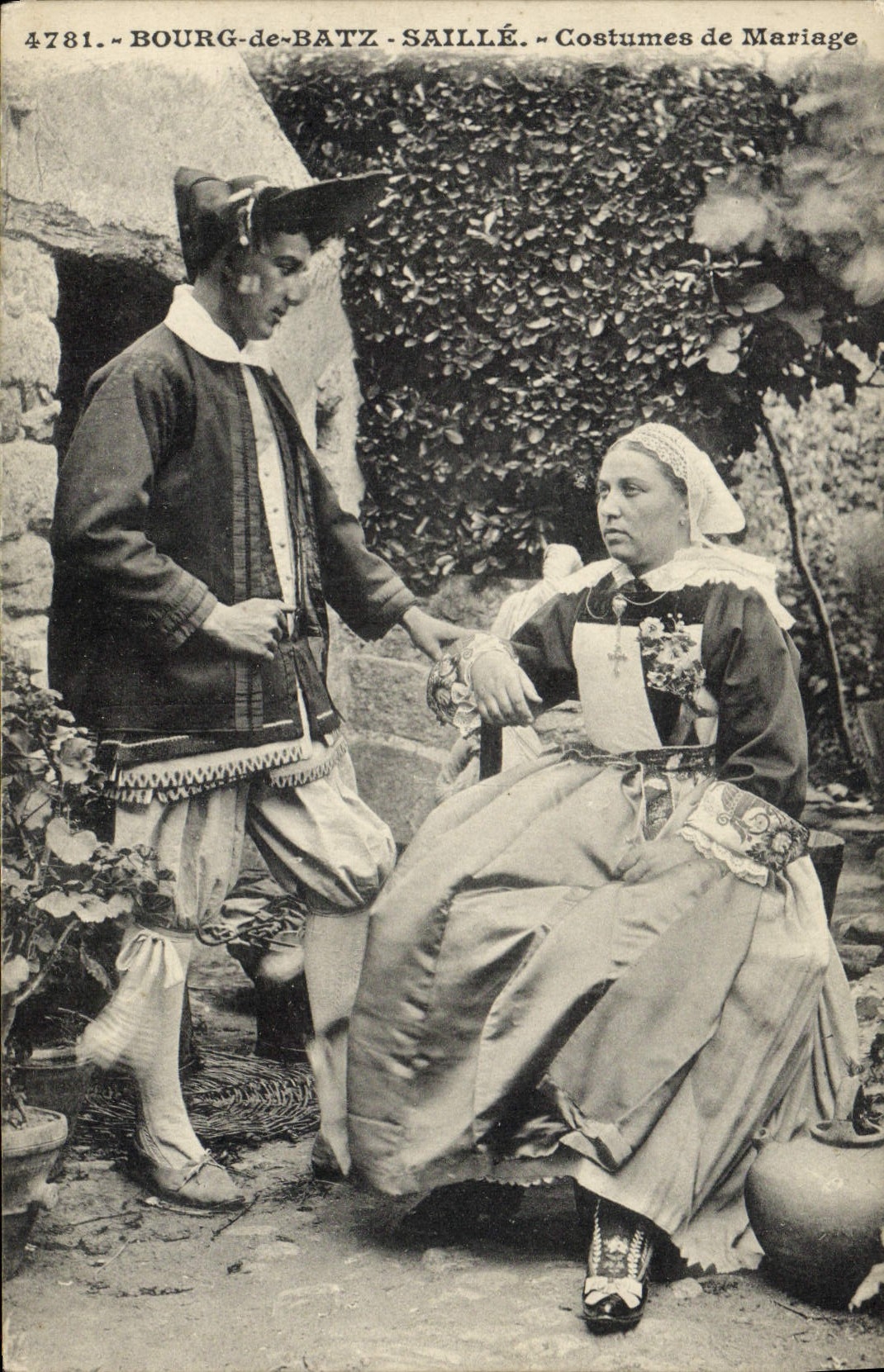 CPA Folklore Bourg de Batz Costumes de mariage