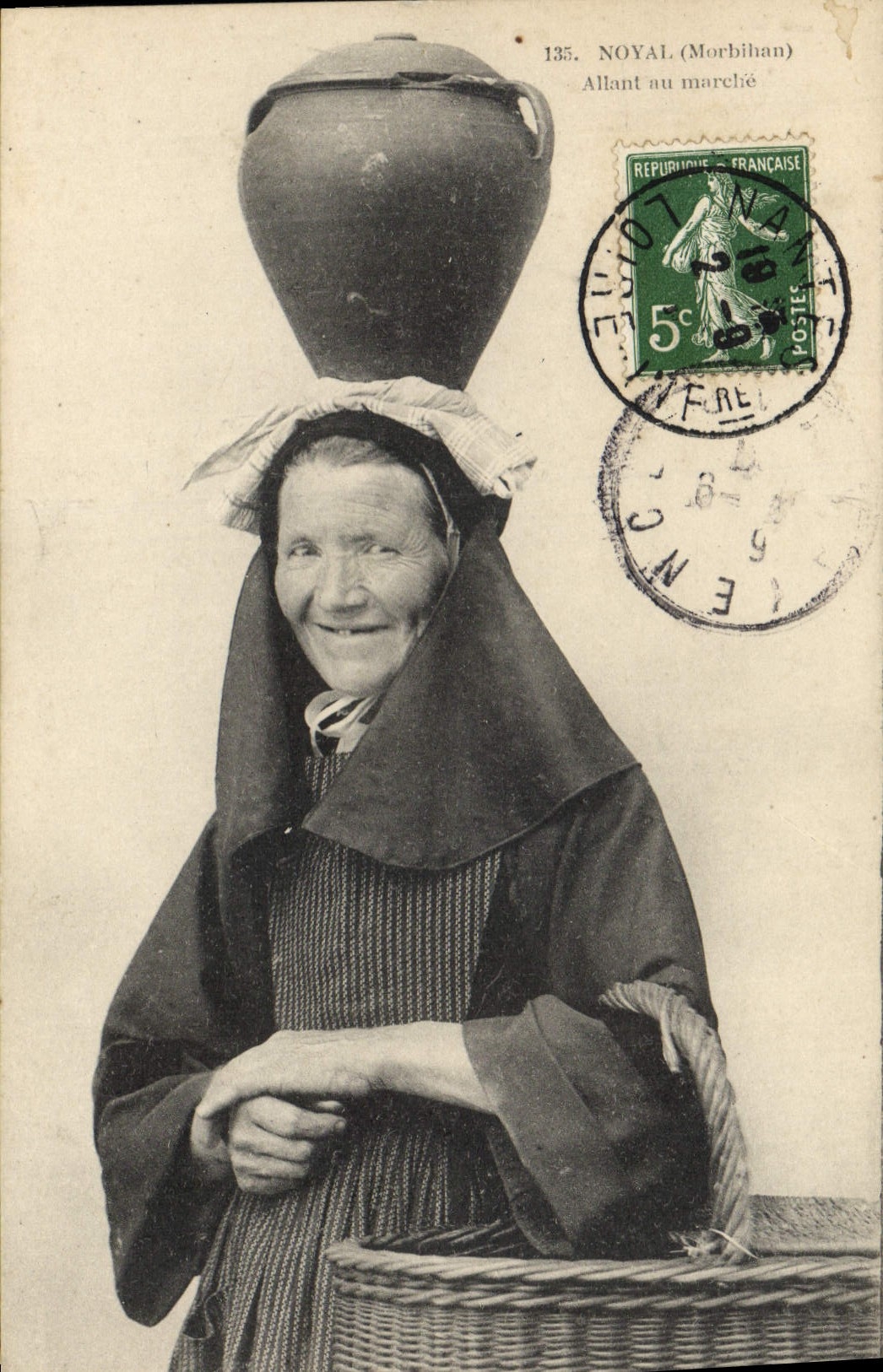 CPA Folklore Noyal Allant au marche