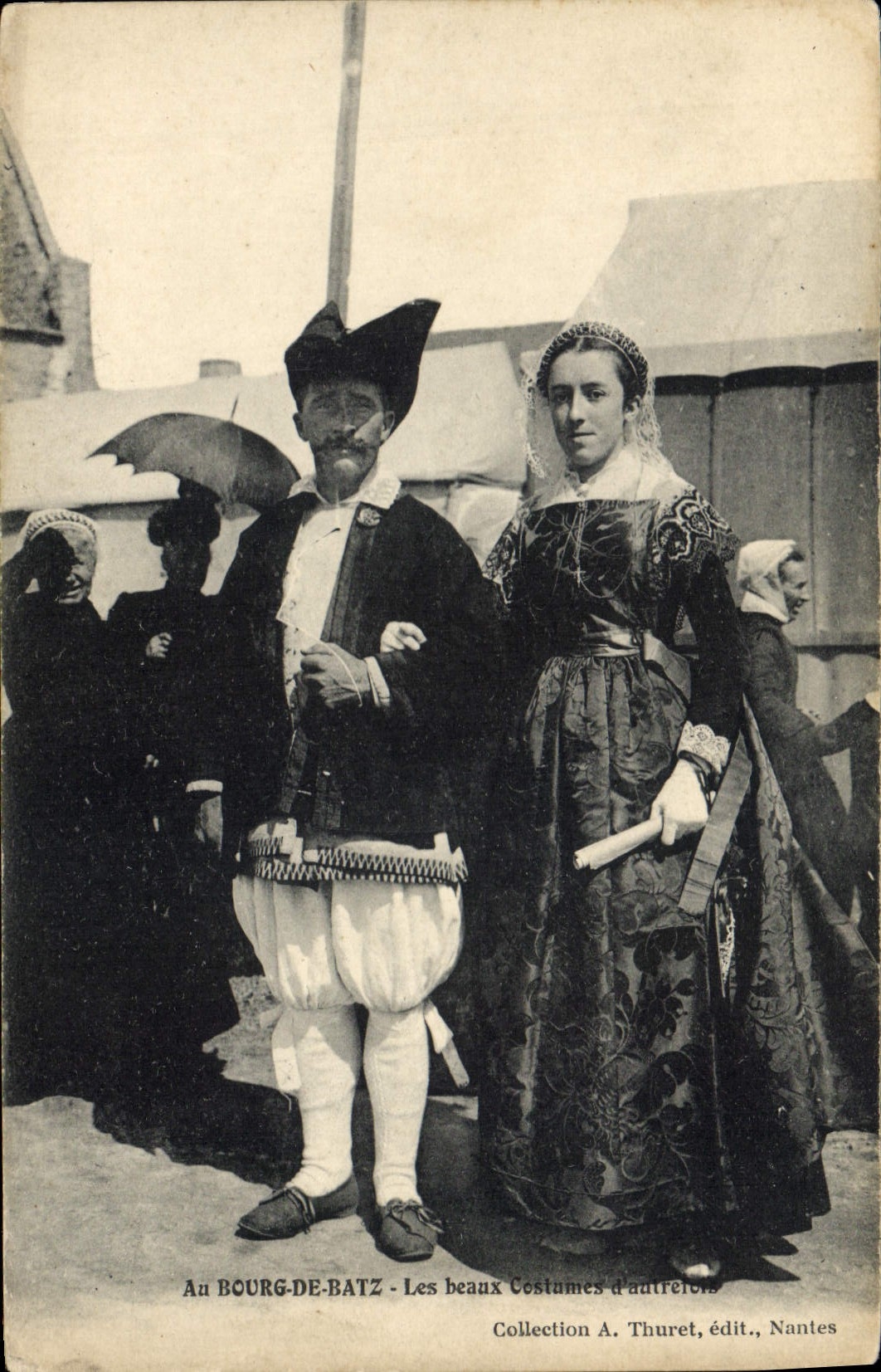 Postal Folclore al Burgo de Batz los bonitos trajes de antes