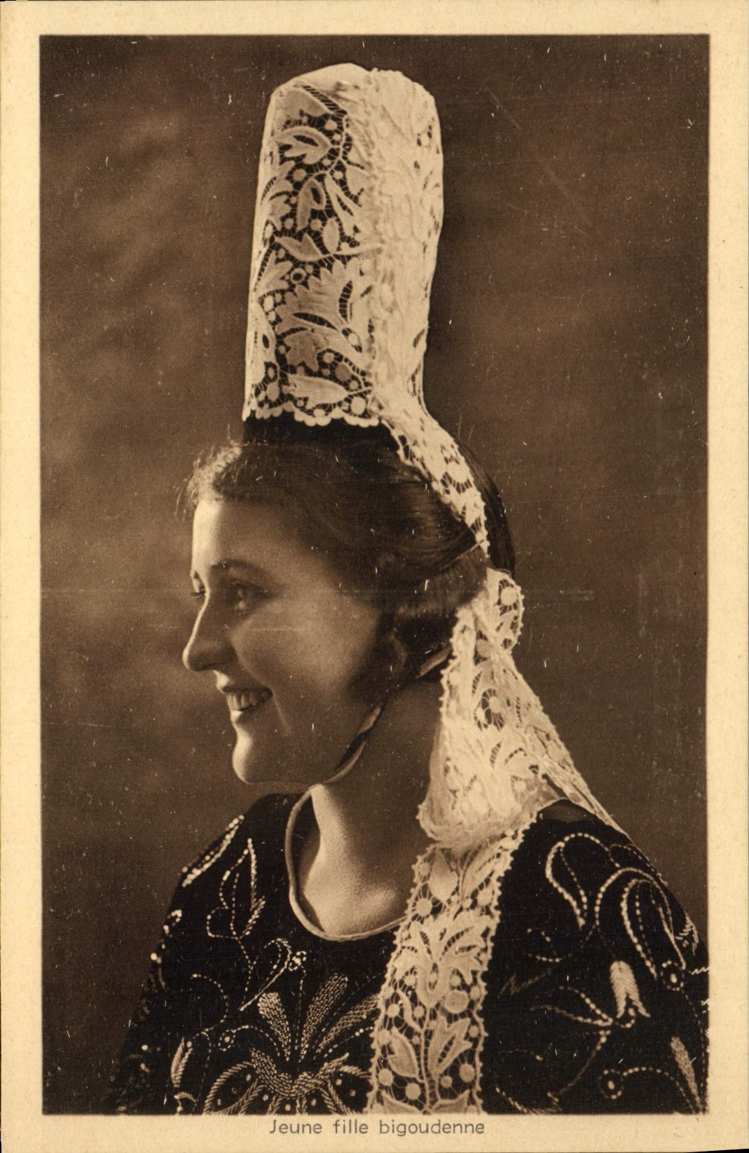 CPA Folklore Jeune fille Bigoudenne