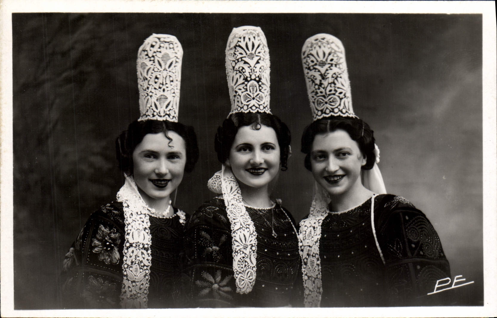 Vintage Postcard Folklore Pretty trio the From the Bigouden area ones