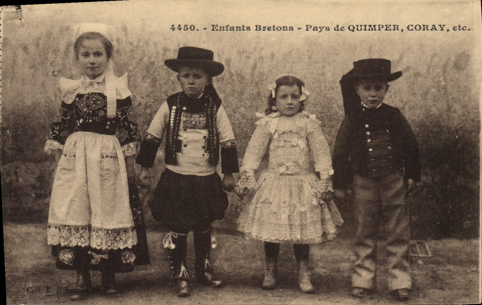 CPA Folklore Enfants bretons Pays de Quimper Coray