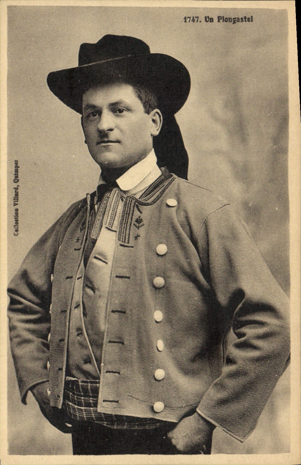 CPA Folklore Un Plougastel 