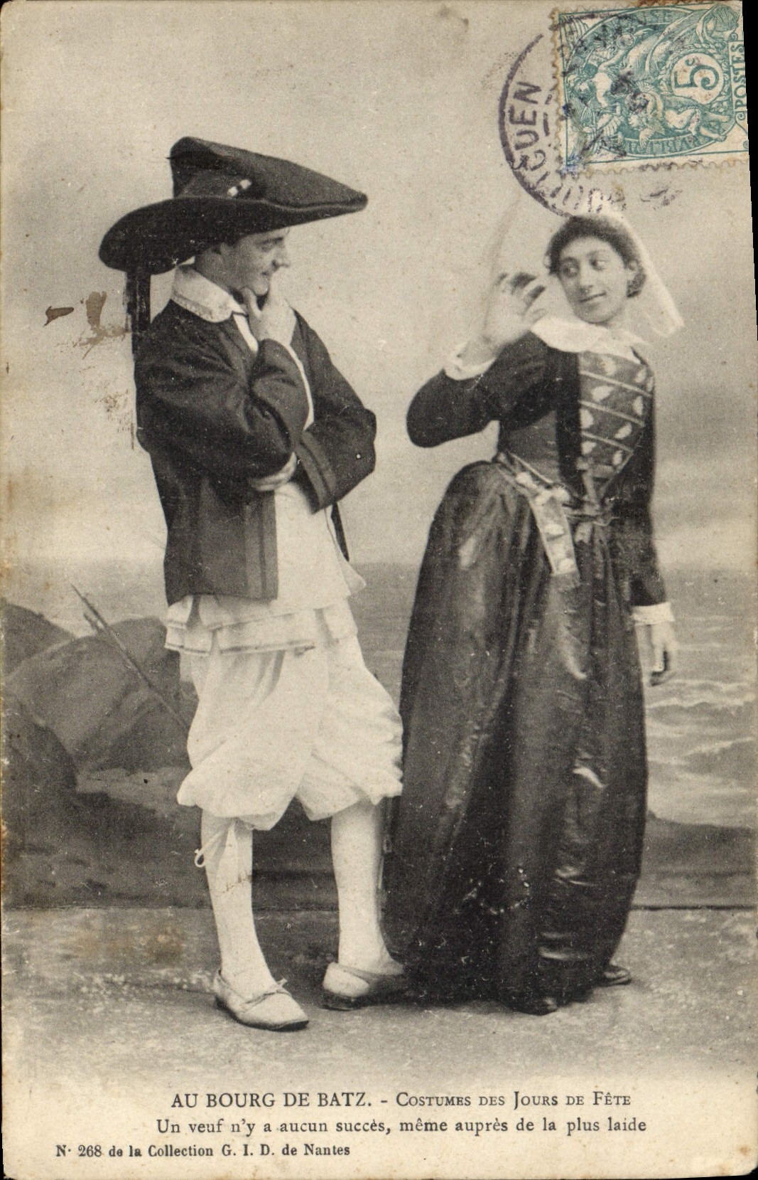 CPA Folklore Au Bourg de Batz Costumes des jours de fete