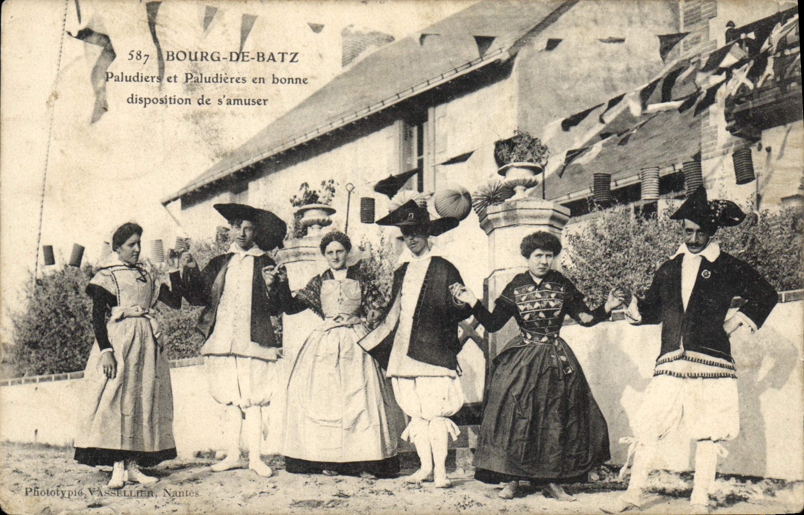 CPA Folklore Bourg de Batz Paludiers et paludieres en bonne disposition de s'amuser