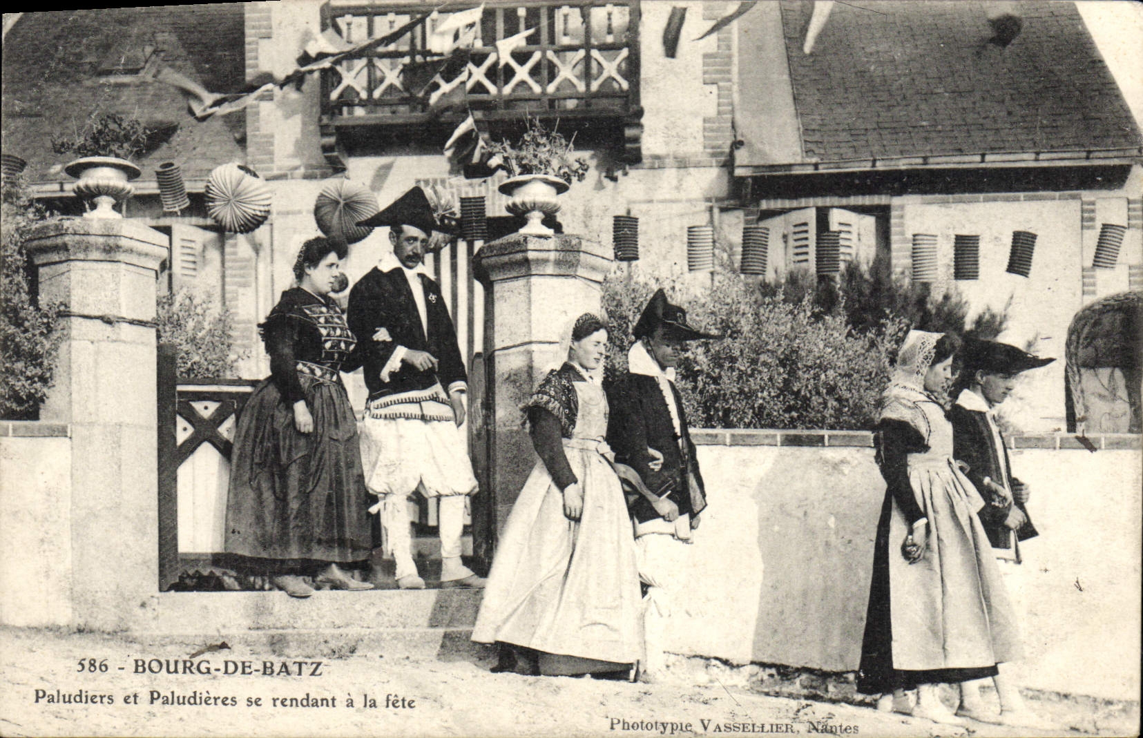 CPA Folklore Bourg de Batz Paludiers et Paludieres se rendant a la fete