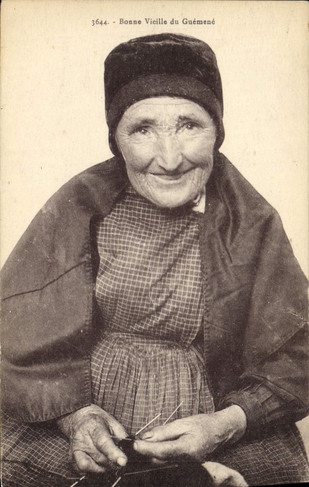 CPA Folklore Bonne vieille de Guemene