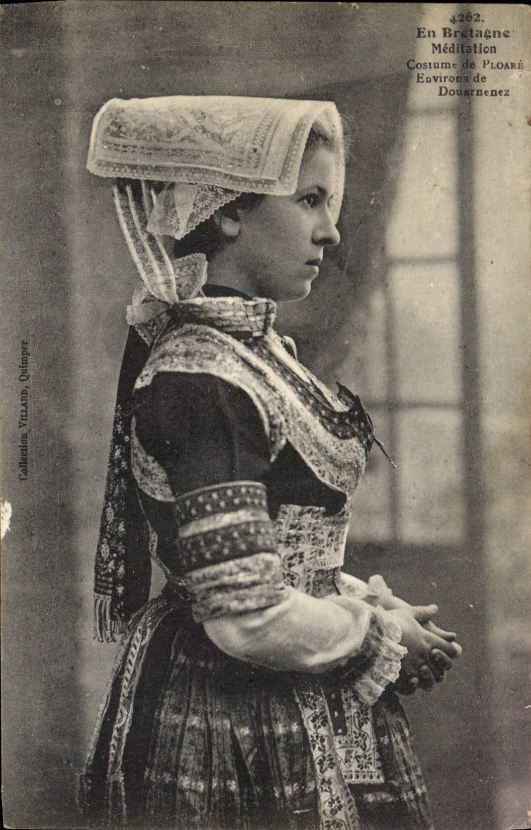 CPA Folklore Meditation Costume de Ploare Environs de Douarnenez