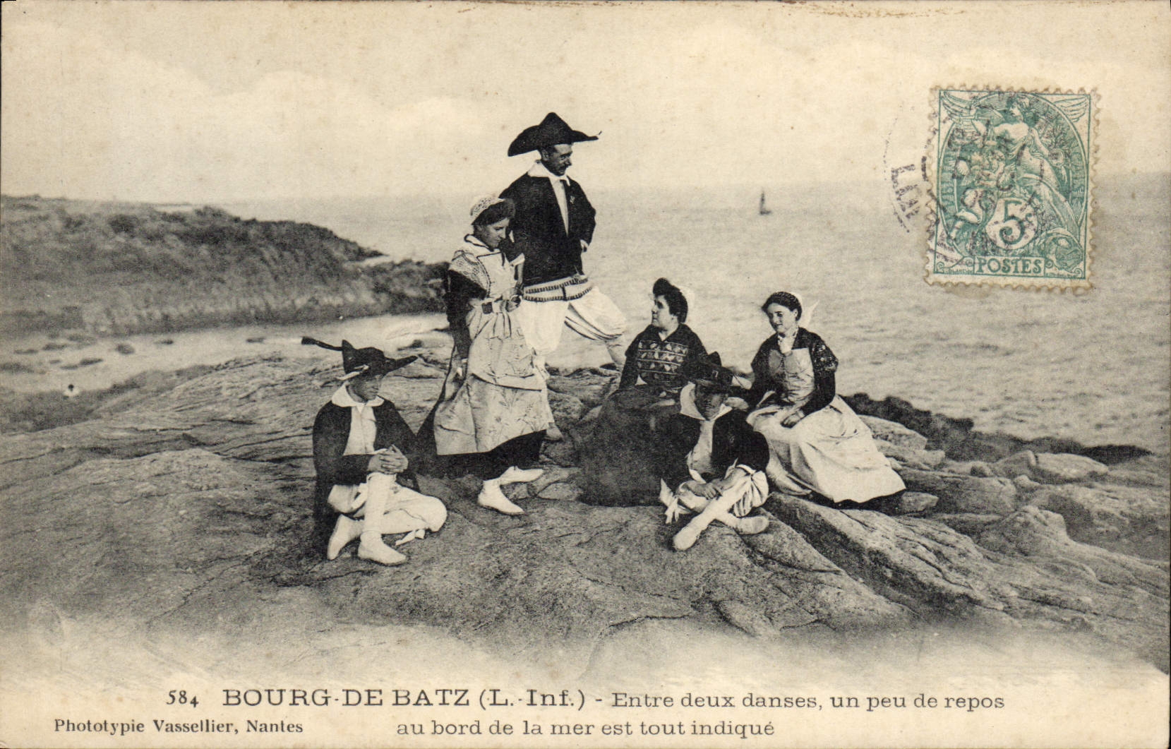 CPA Folklore Bourg de Batz Entre deux danses un peu de repos au bord de la mer est tout indique