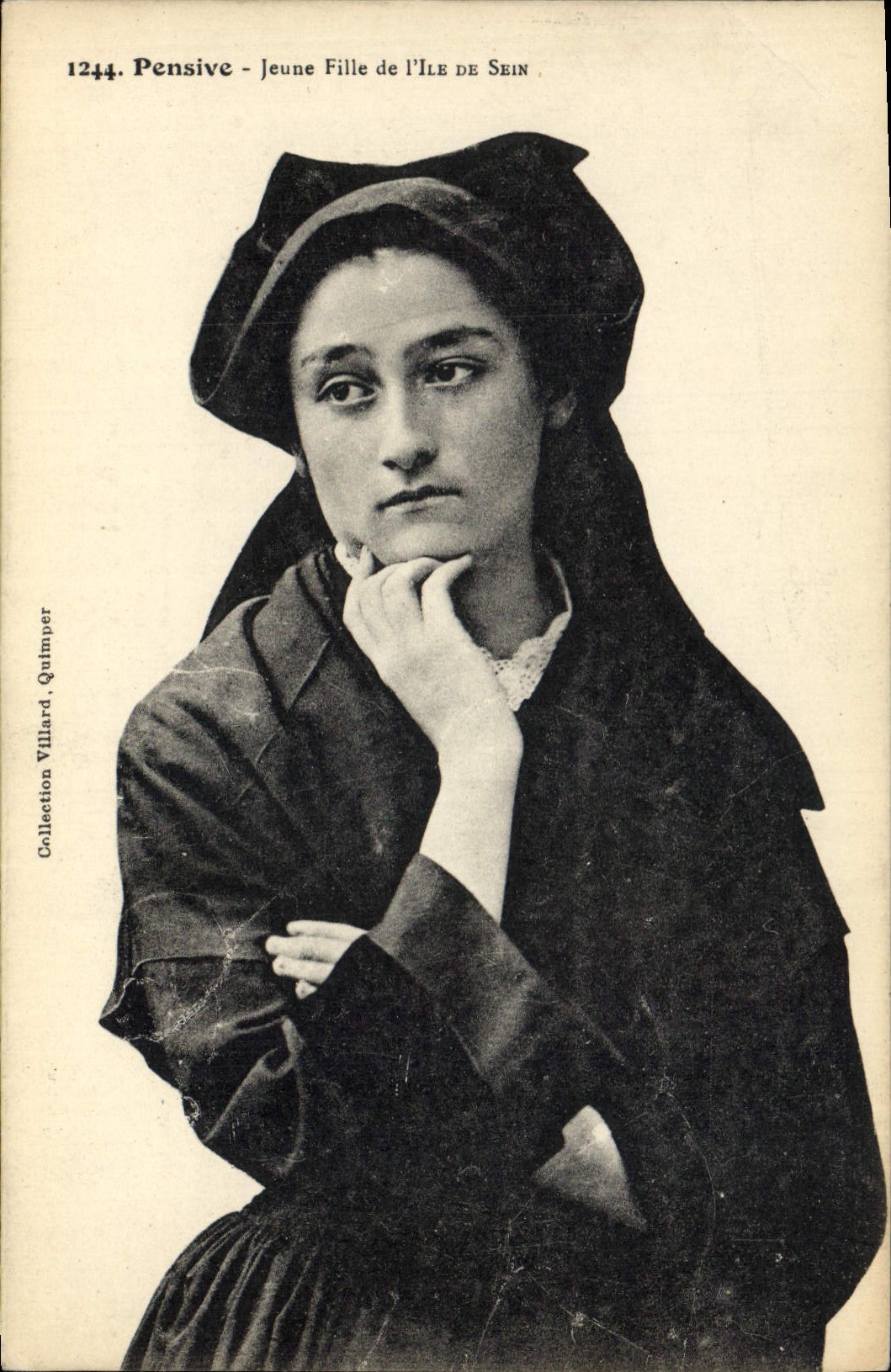 CPA Folklore Pensive Jeune fille de L'Ile de Sein