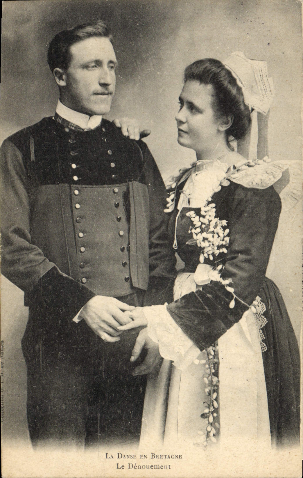 CPA Folklore La danse en Bretagne Le denouement