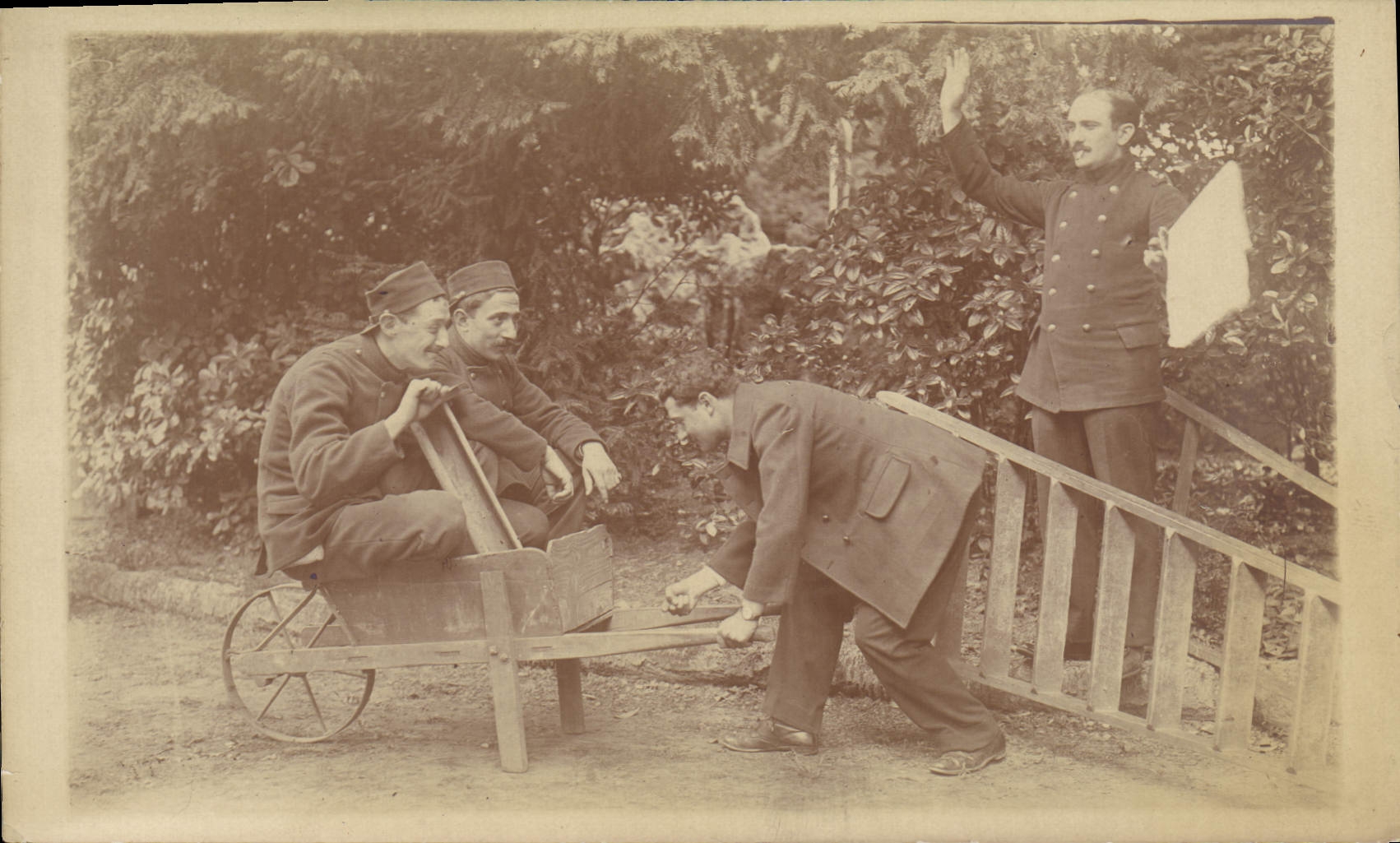 CARTE PHOTO Brouette Militaria