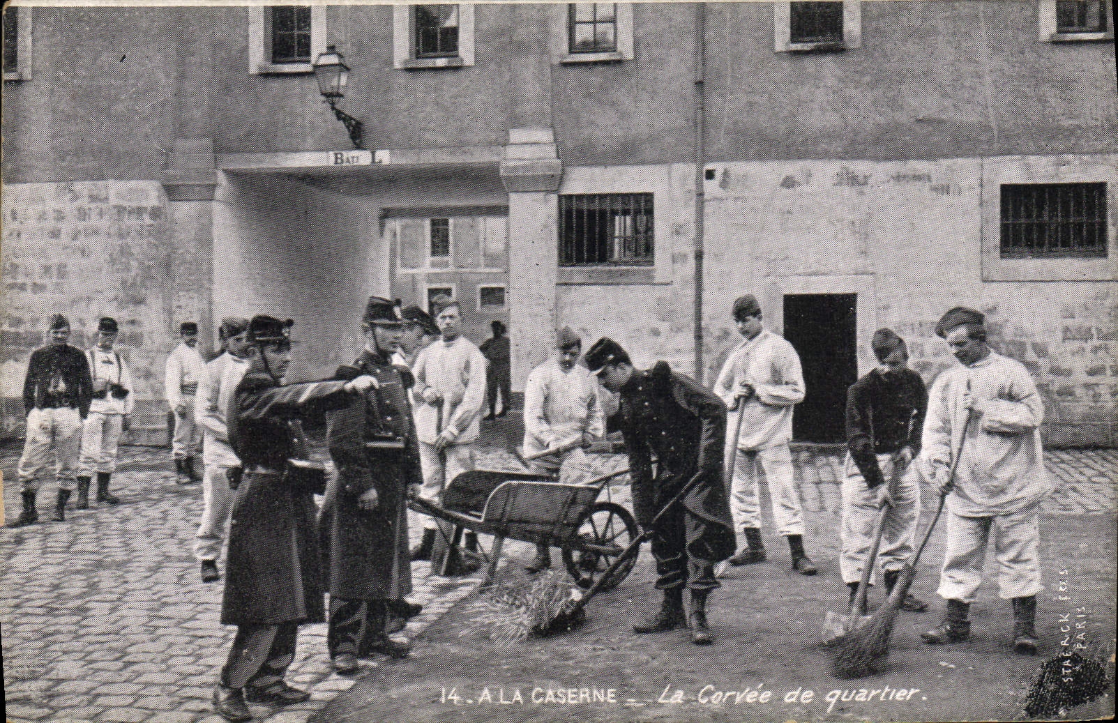 CPA Brouette A la caserne La corvee de quartier