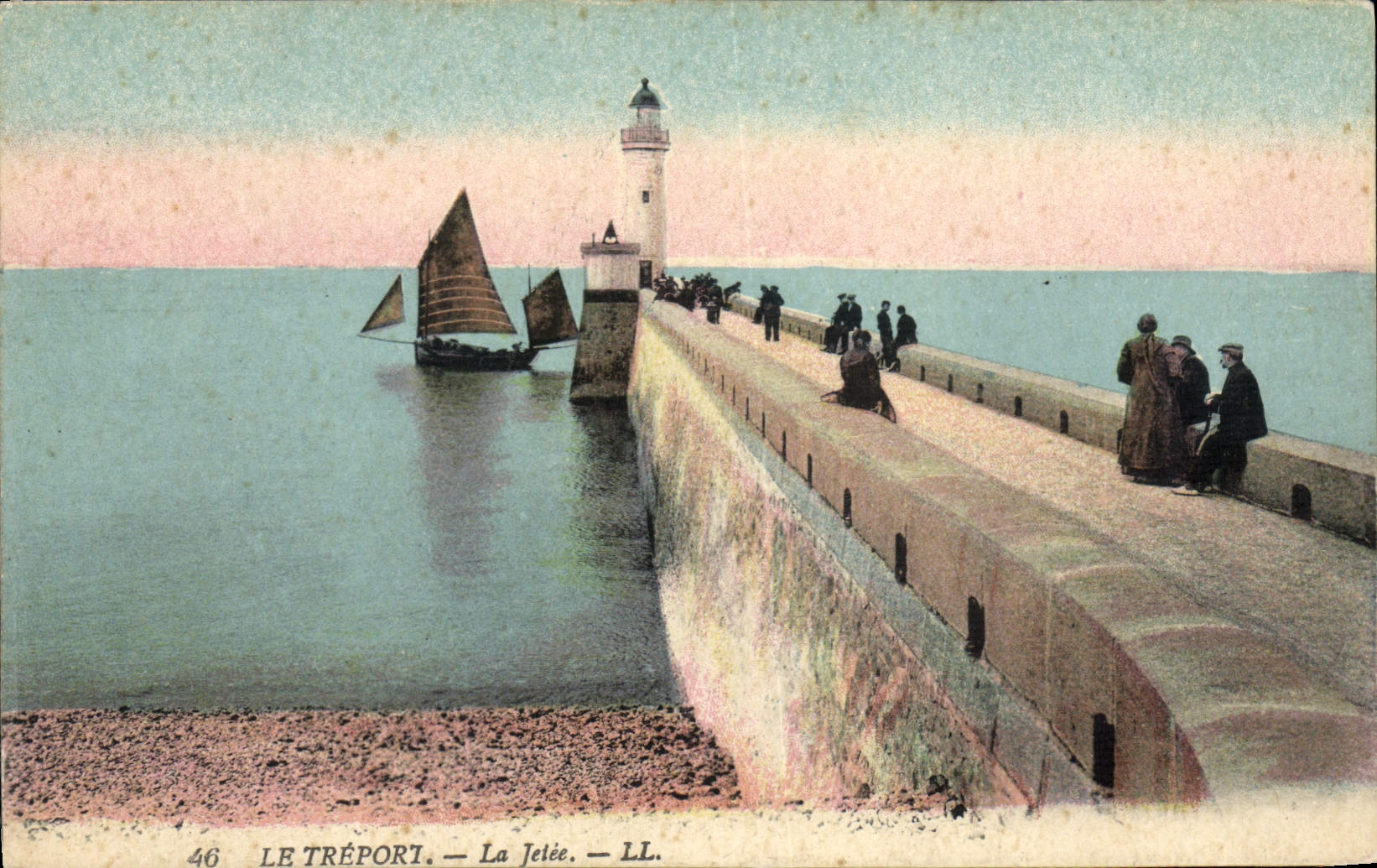 CPA Phare Le Treport la jetee Bateau