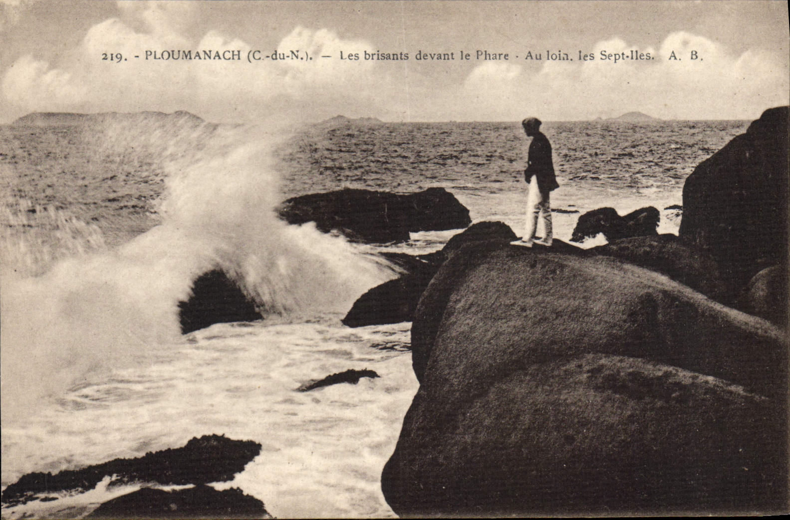 Postal PHARE Ploumanach el rompedores delante del faro lejos a las Siete Islas