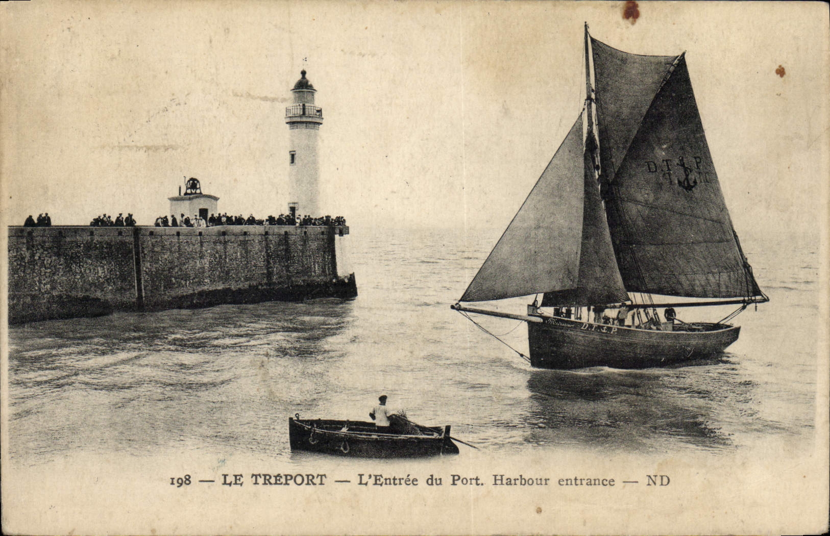 CPA Phare Le Treport L'entree du port Bateau