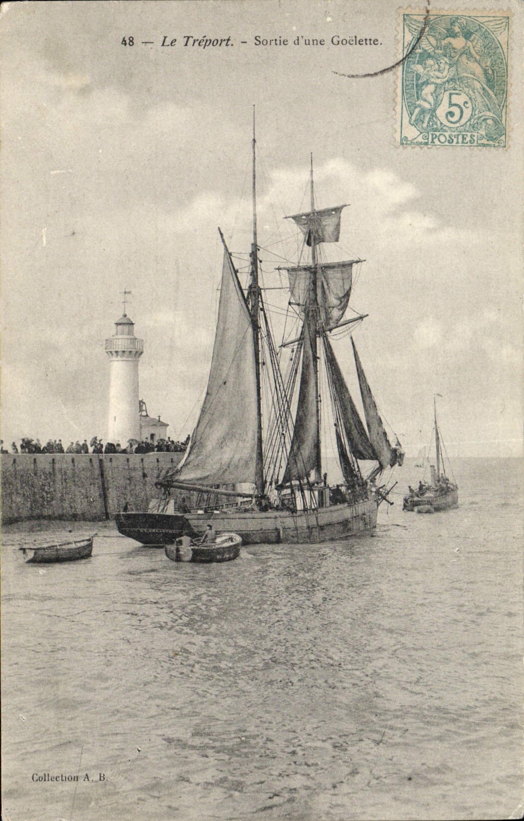 CPA Phare Le Treport Sortie d'une goelette Bateau