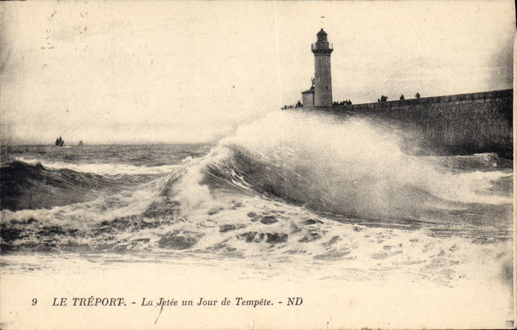CPA Phare Le Treport La jetee un jour de tempete 