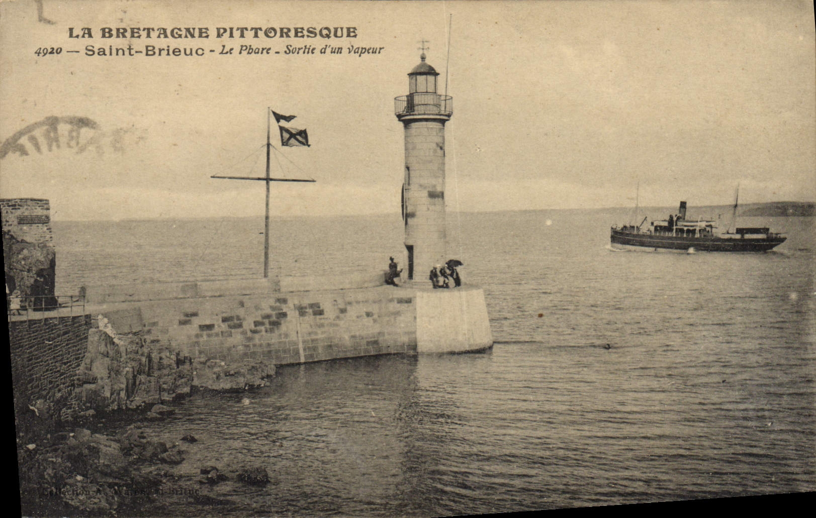 CPA Phare Saint Brieuc Sortie d'un vapeur Bateau
