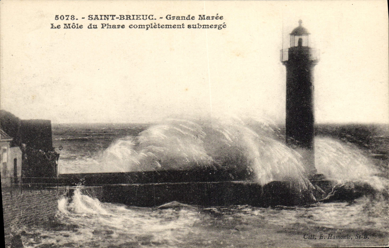 CPA Phare Saint Brieuc Grande maree Le Mole du phare completement submerge