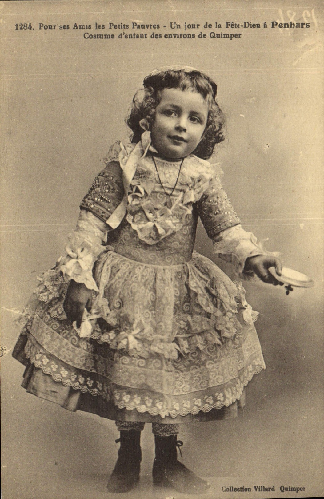 CPA Folklore Enfant Bretagne Un jour de la Fete Dieu a Penhars Costume d'enfant des environs de Quimper