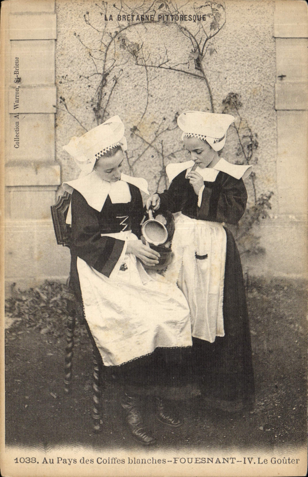 CPA Folklore Au Pays des Coiffes Blanches Fouesnant Le gouter