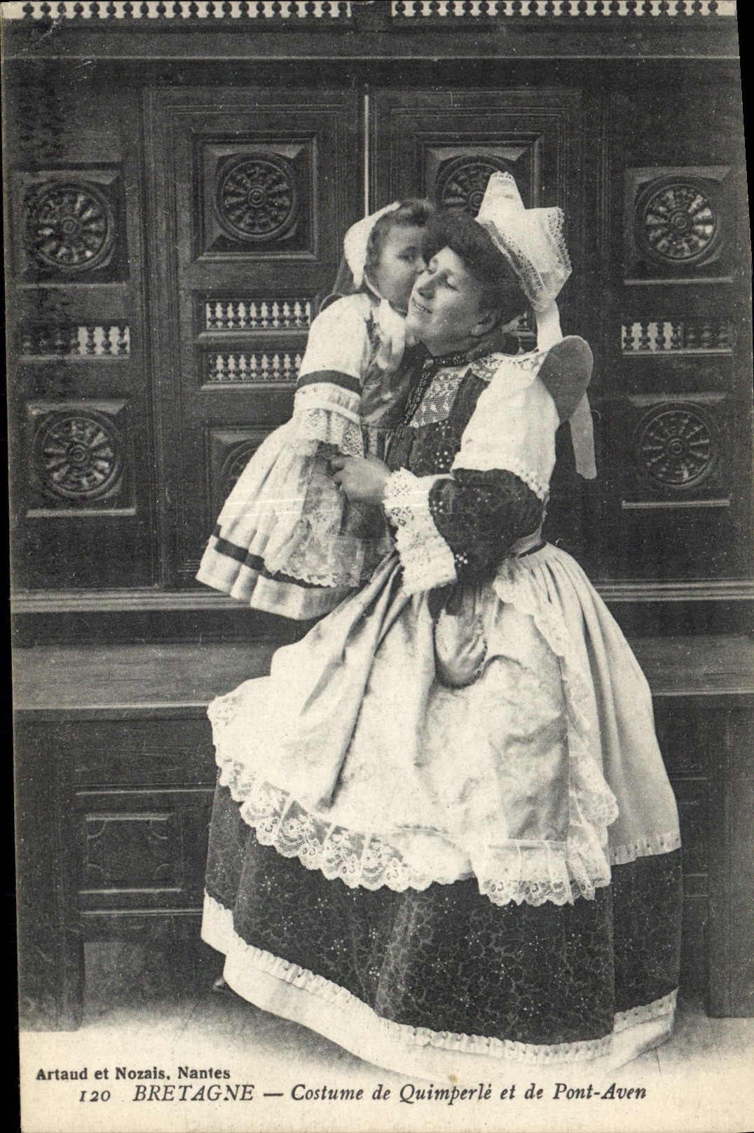 CPA Folklore Bretagne Costume de Quimperle et de Pont Aven