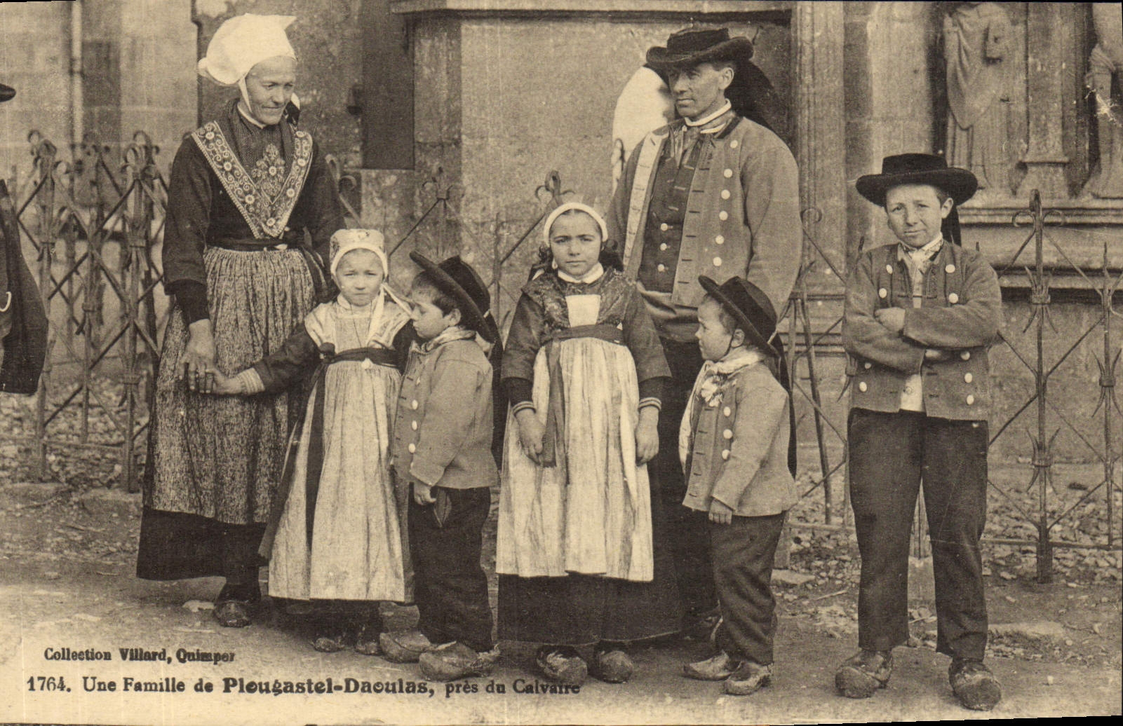 Postal Folclore una familia de Plougastel Daoulas