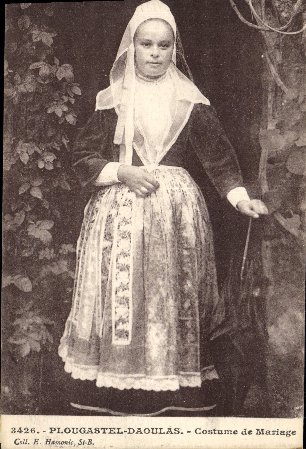 CPA Folklore Plougastel Daoulas Costume de mariage