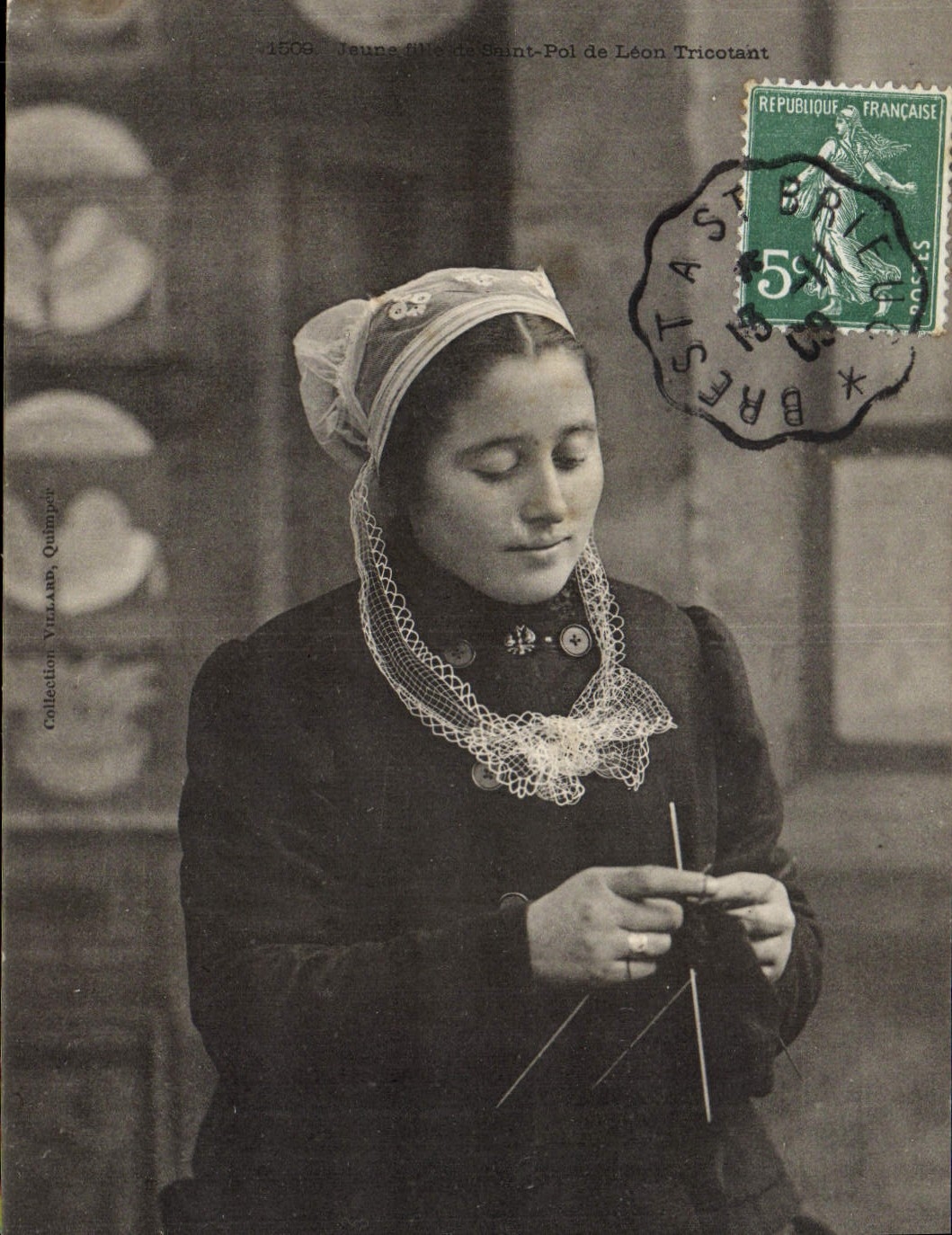CPA Folklore Jeune fille de Saint pol de Leon tricotant
