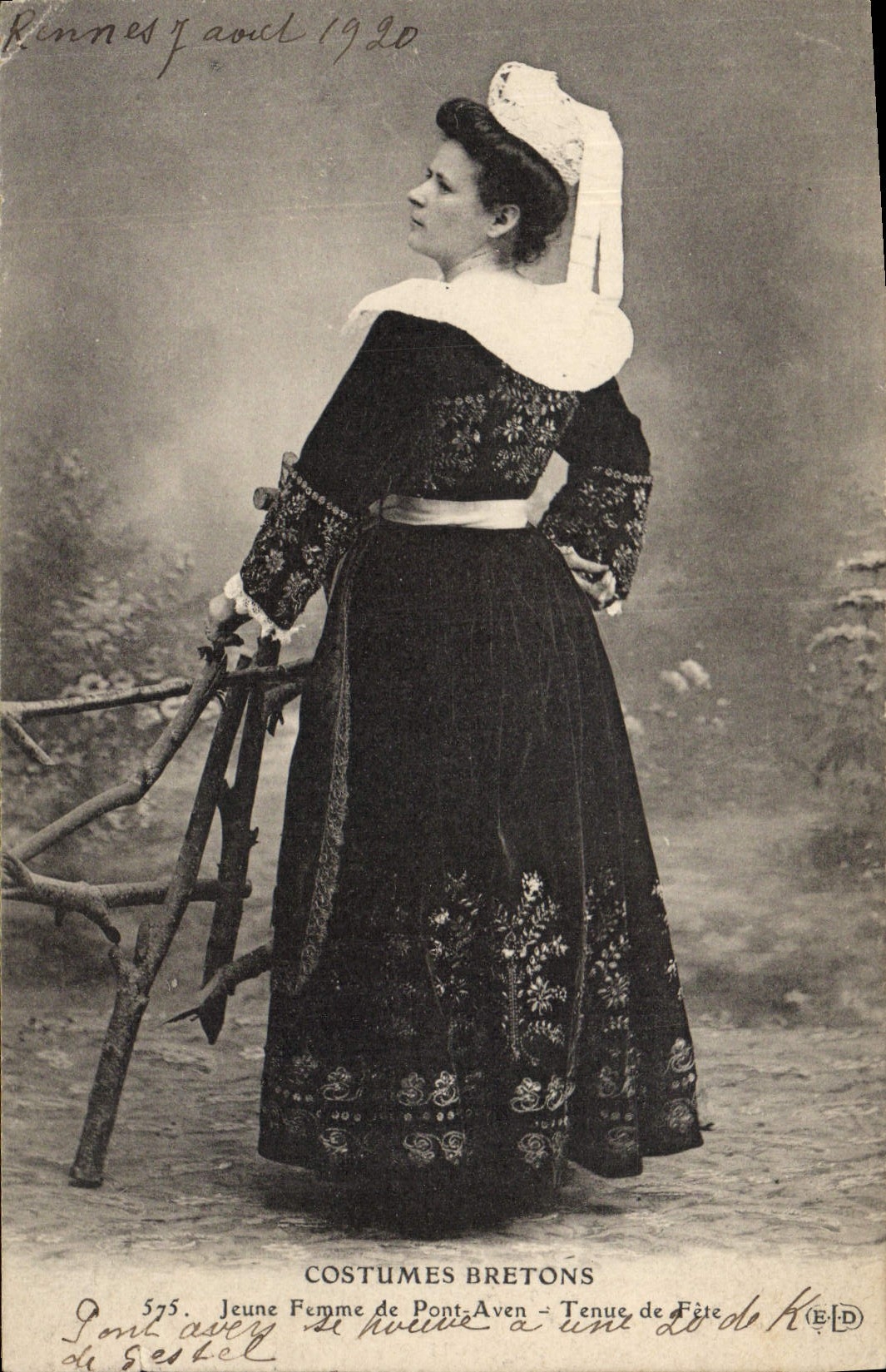 CPA Folklore Jeune femme de Pont Aven Tenue de fete
