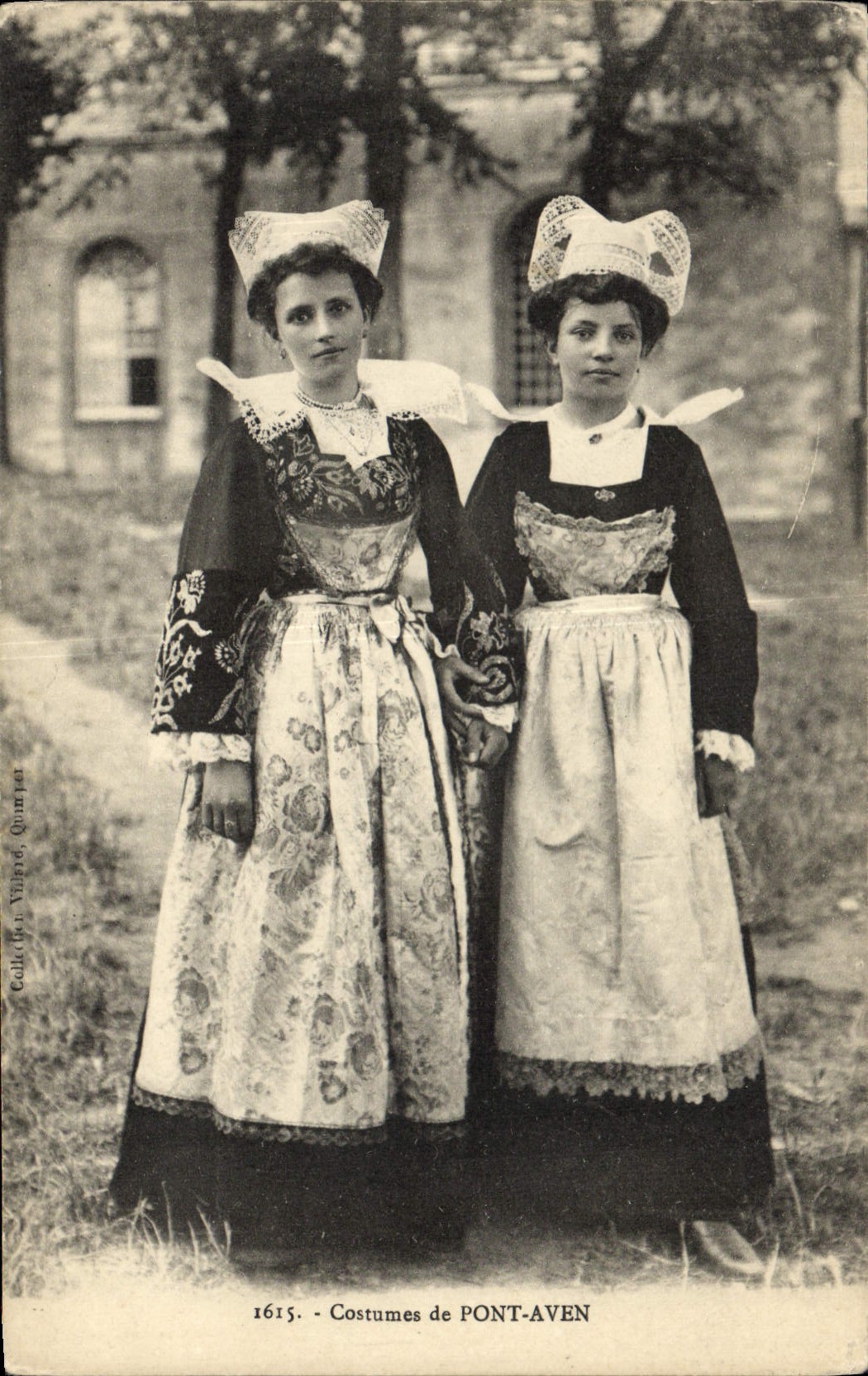 CPA Folklore Costumes de Pont Aven 