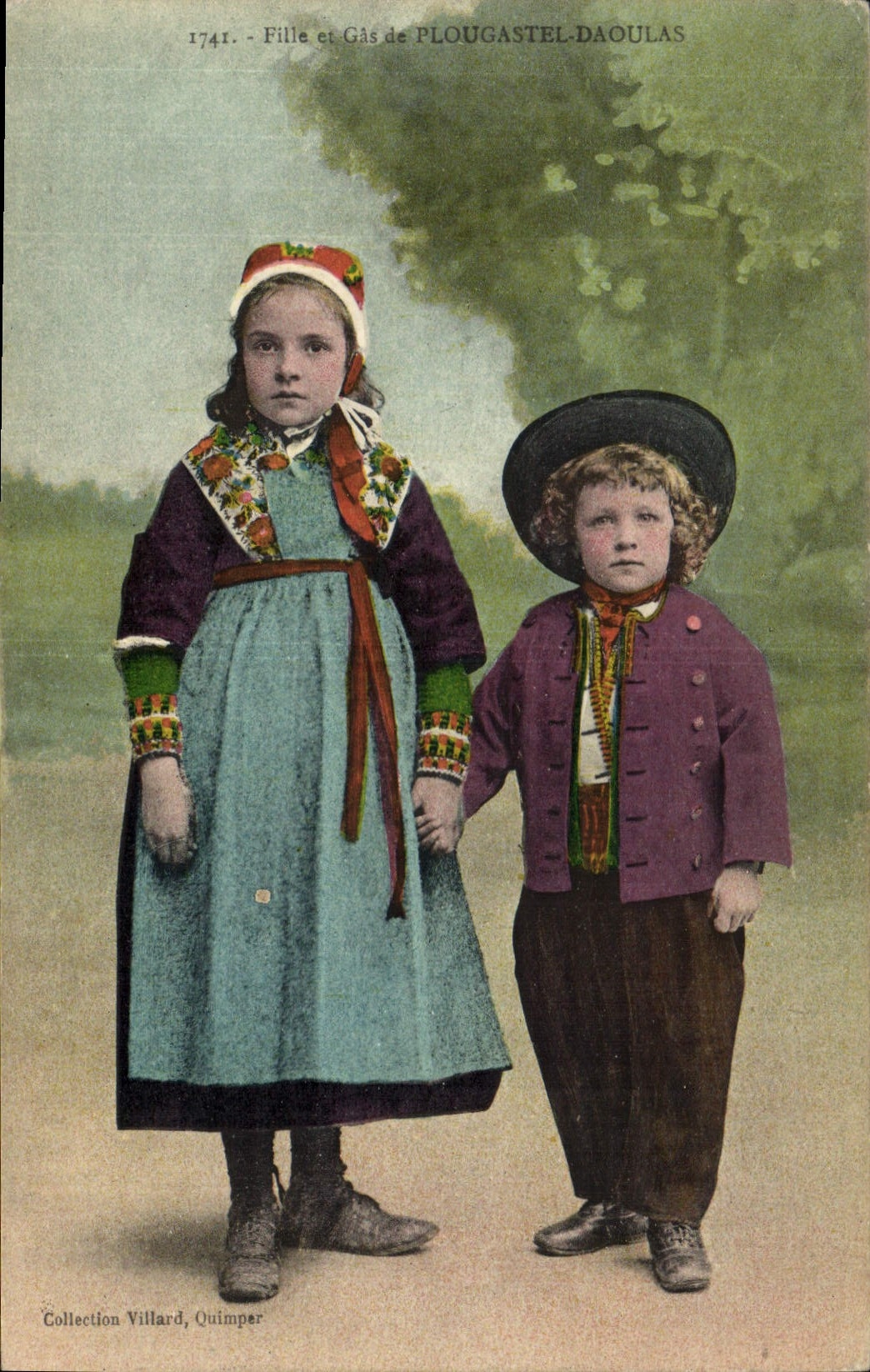 CPA Folklore Fille et Gas de Plougastel Daoulas