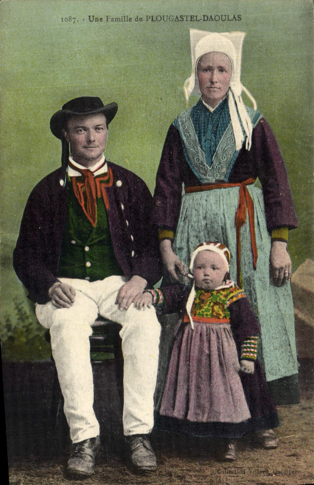 CPA Folklore Une famille de Plougastel Daoulas