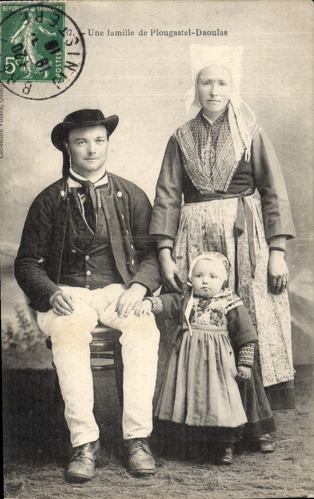 CPA Folklore Une famille de Plougastel Daoulas