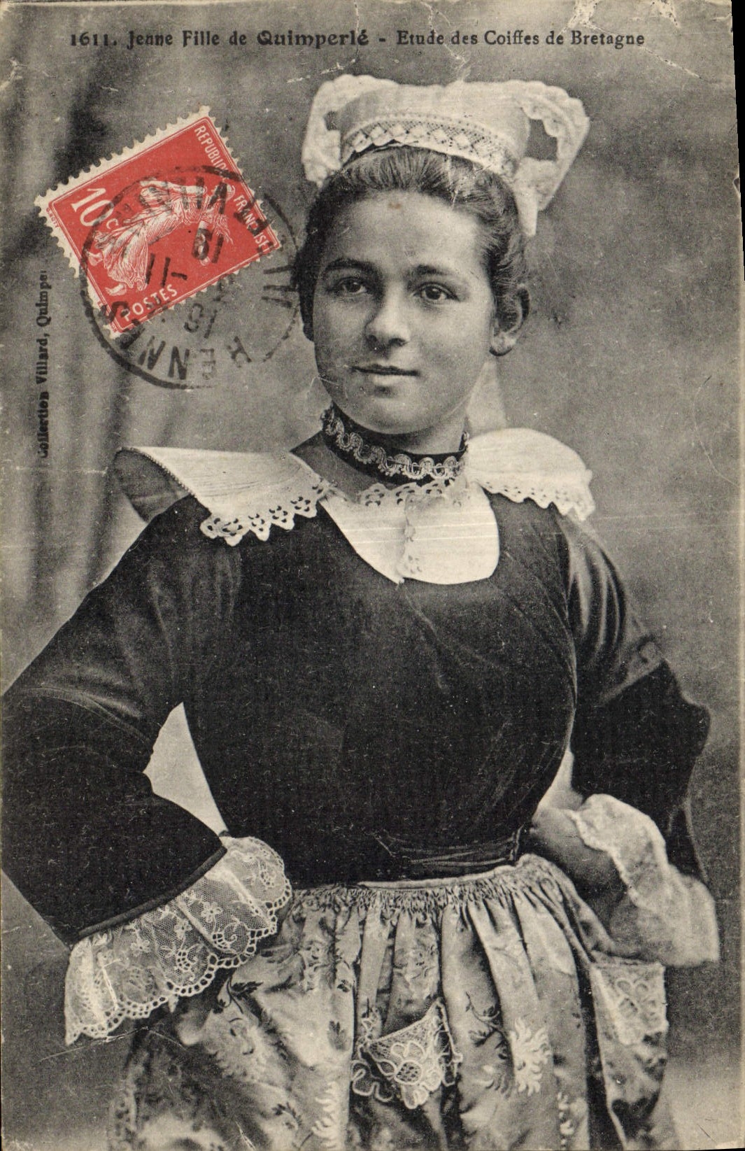 CPA Folklore Jeune fille de Quimperle 