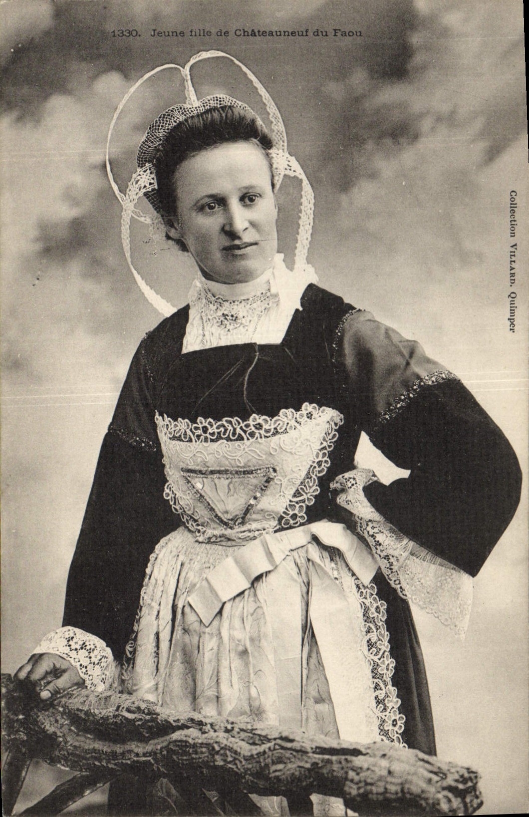 CPA Folklore Jeune fille de Chateauneuf du Faou