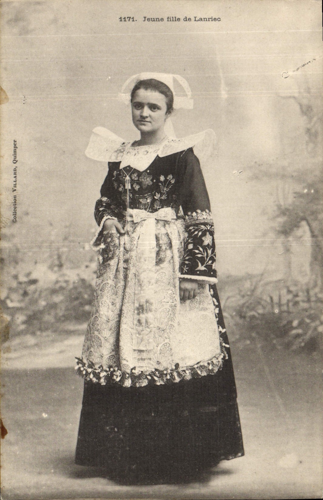CPA Folklore Jeune fille de Lanriec