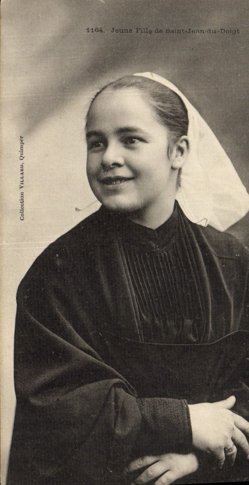 CPA Folklore Jeune fille de Saint Jean du Doigt