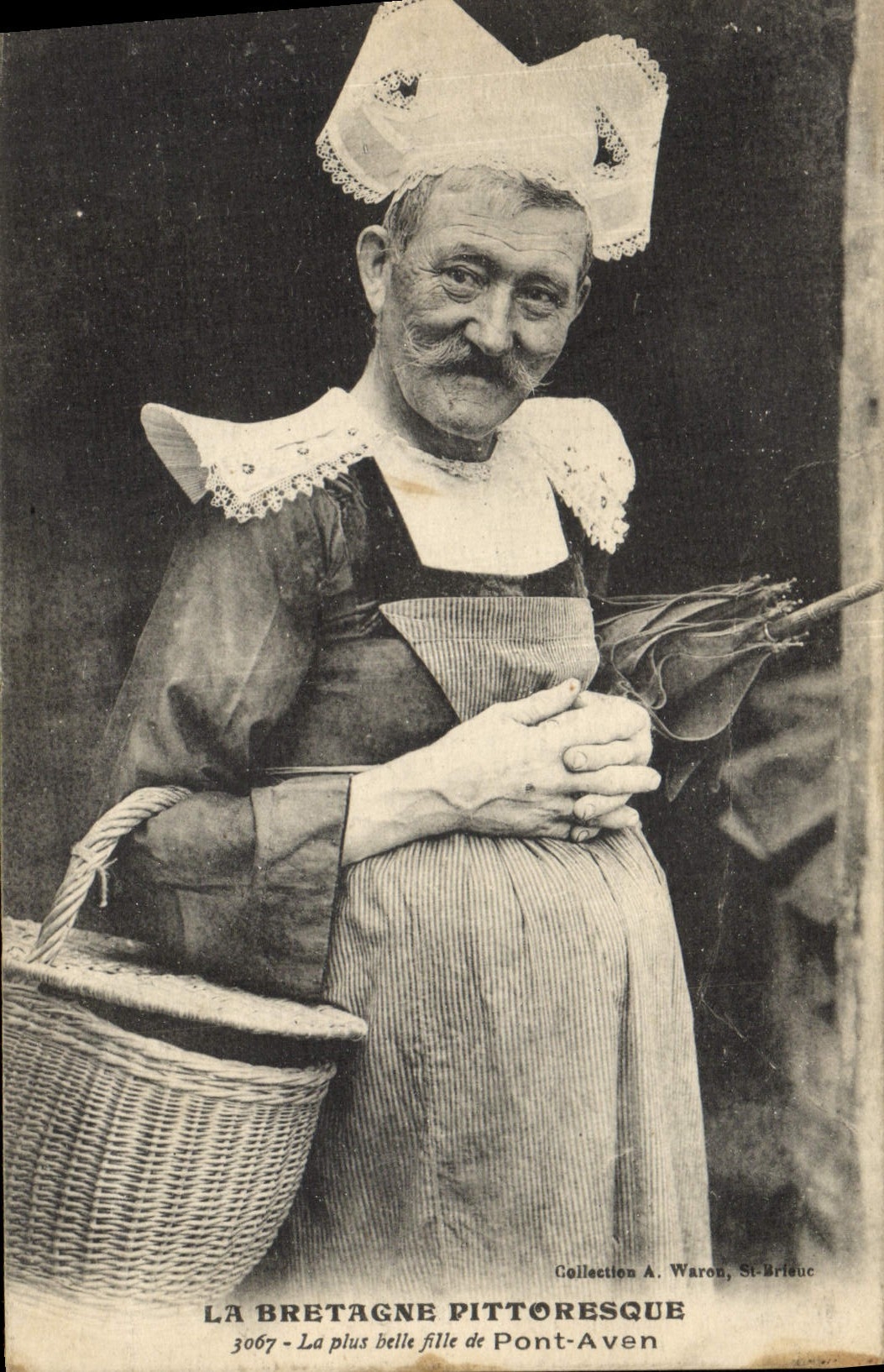 CPA Folklore La plus belle fille de Pont Aven