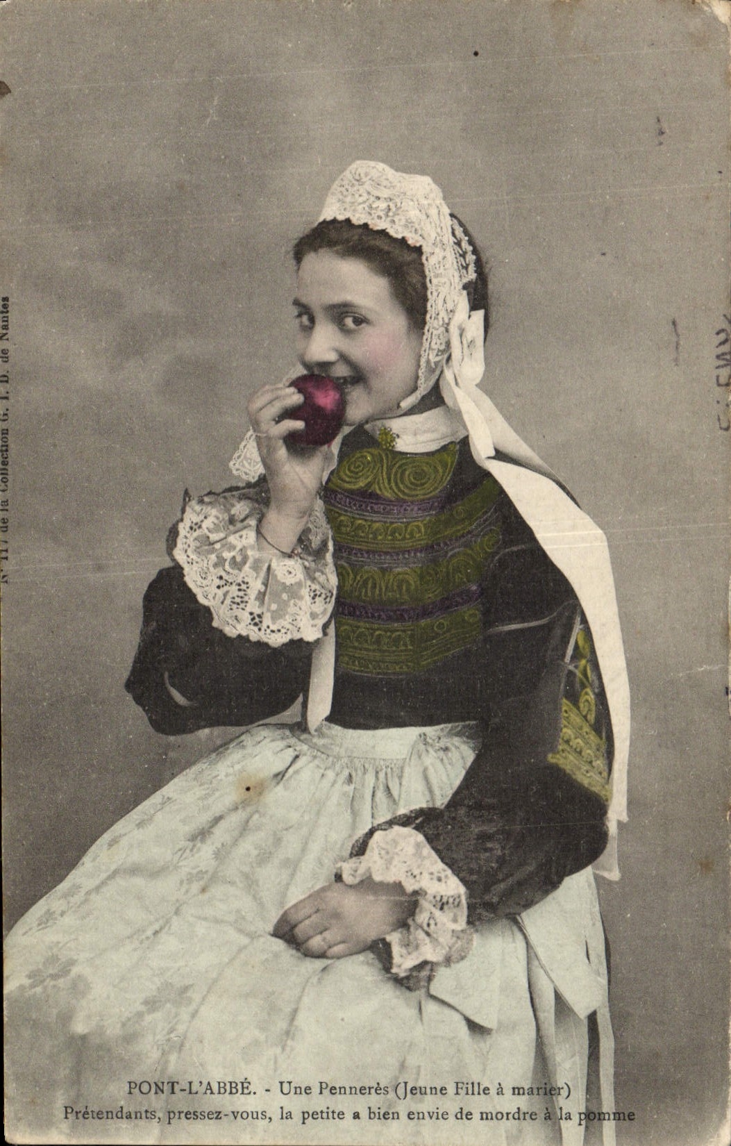 CPA Folklore Pont L'Abbe Une Penneres Jeune fille a marier