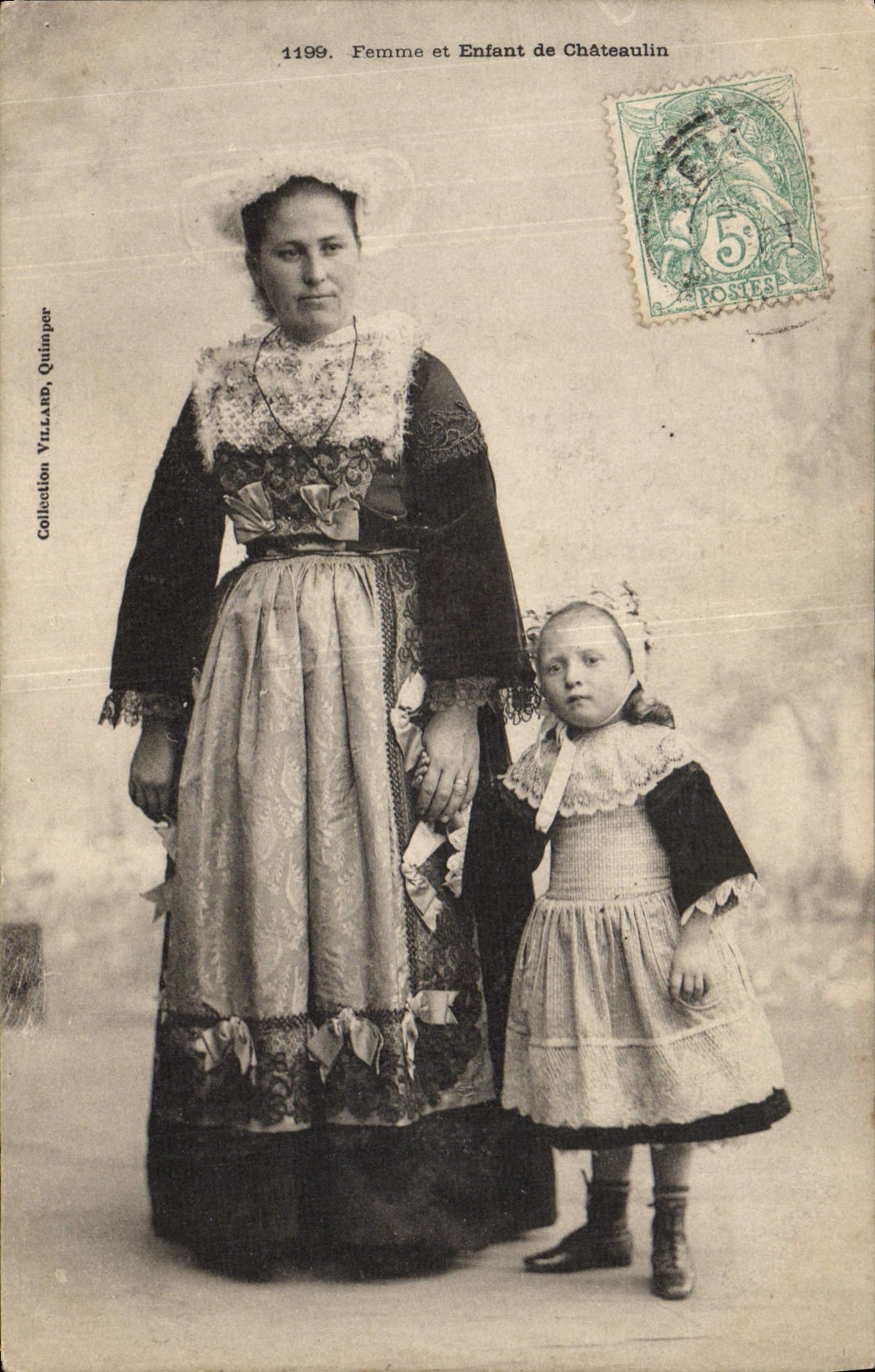 Postal Folclore Mujer y niño de Chateaulin