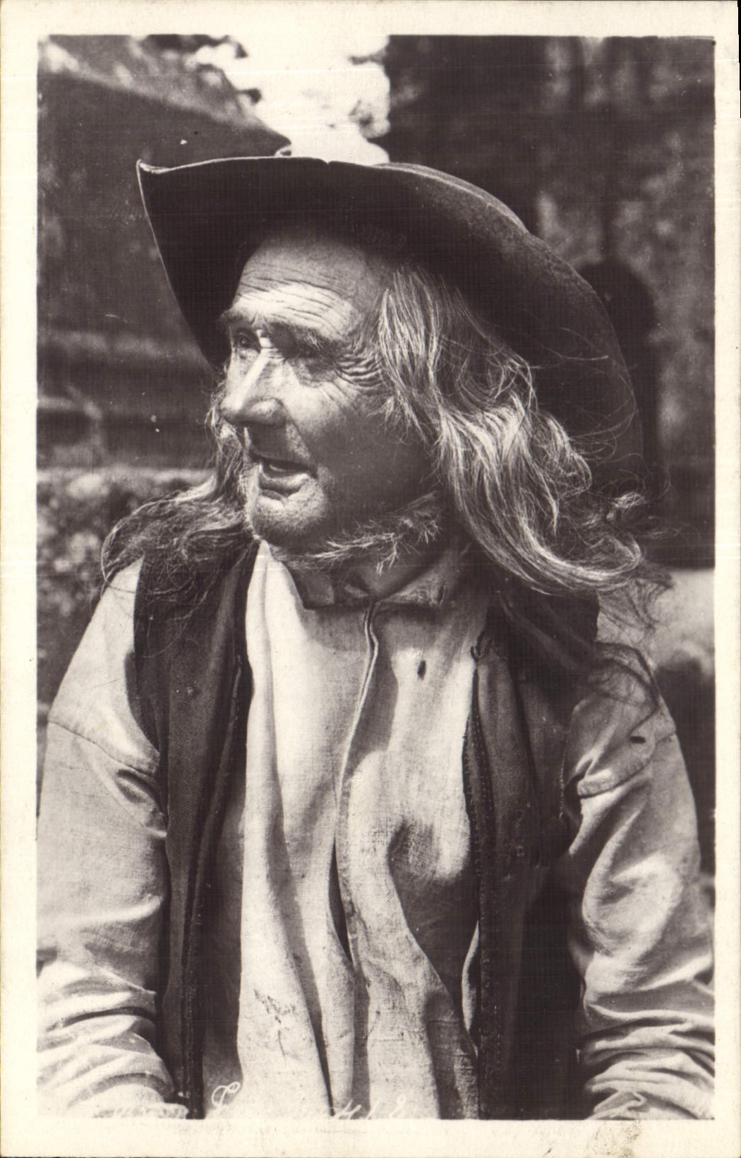 CPA Folklore Vieillard de Plomodiern Finistere