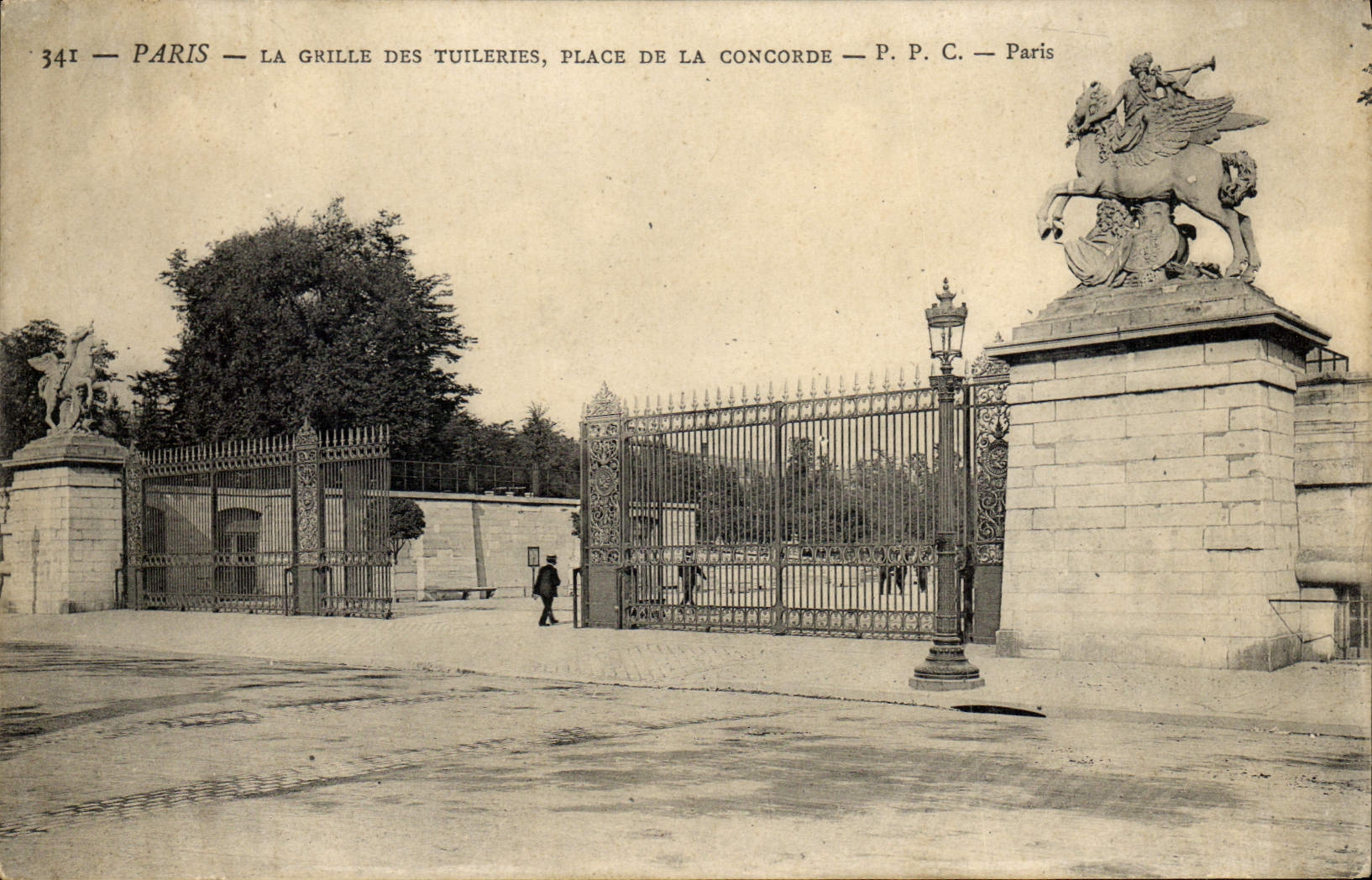 CPA Paris La grille des Tuileries Place de la Concorde