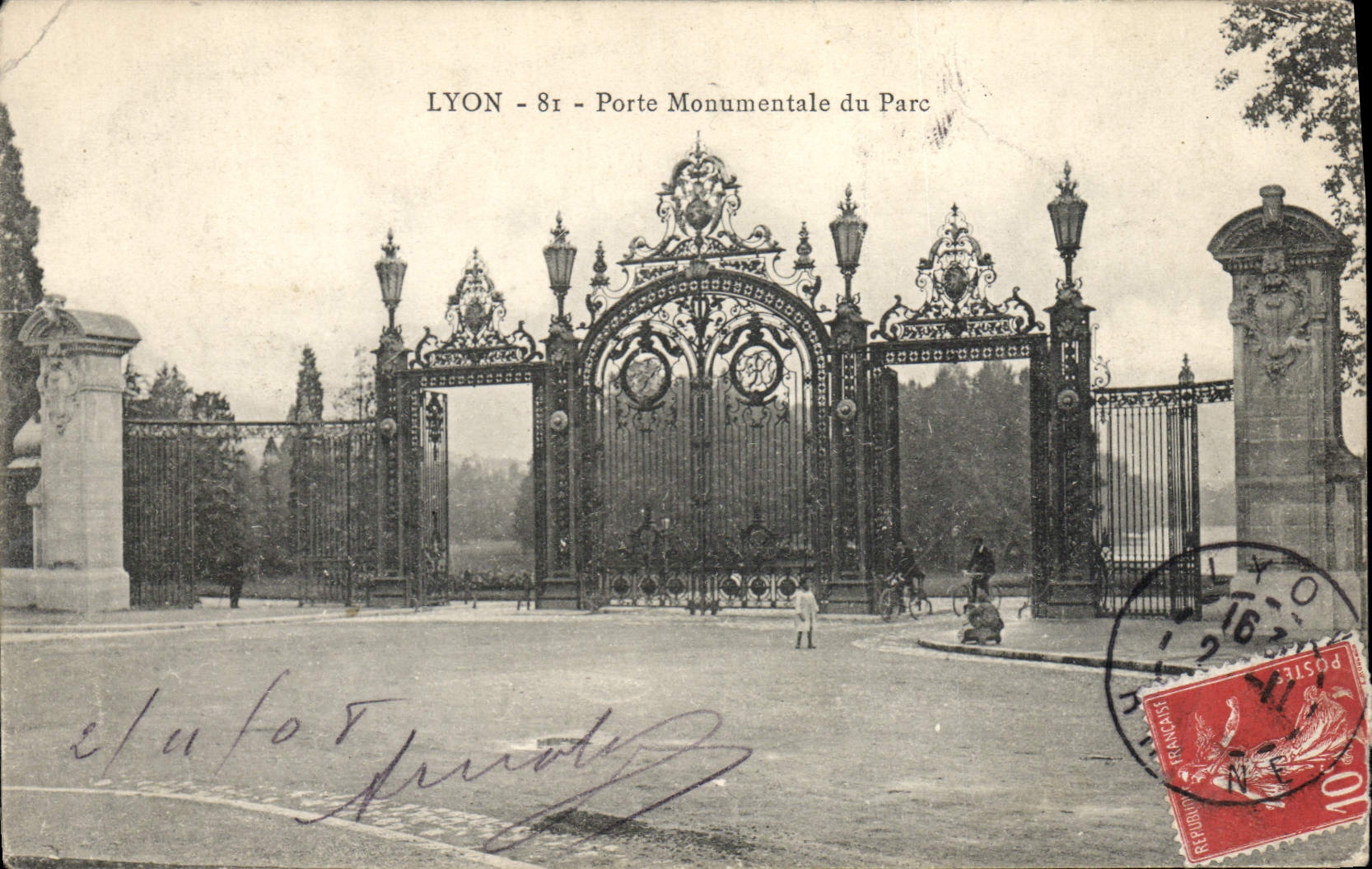 Vintage Postcard Lyon Carries monumental of the park