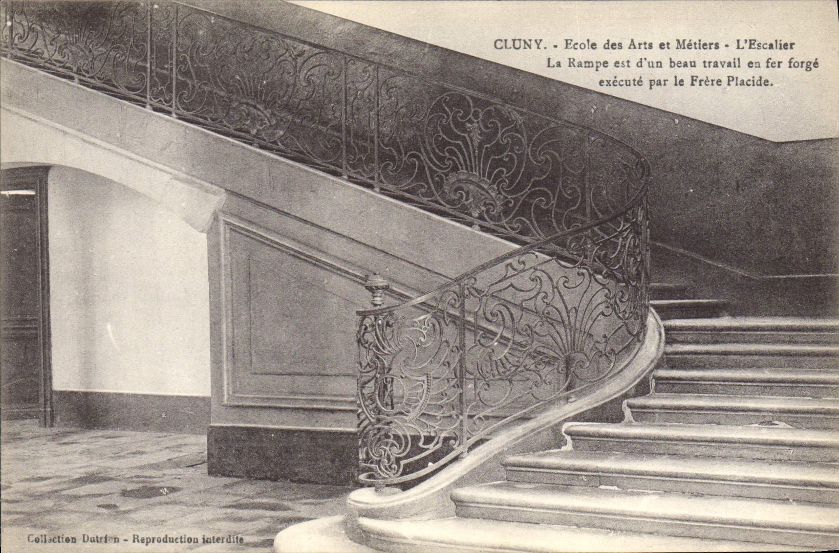 CPA Cluny Ecole des Arts et Metiers L'escalier La rampe est d'un beau travail en fer forge Frere Placide