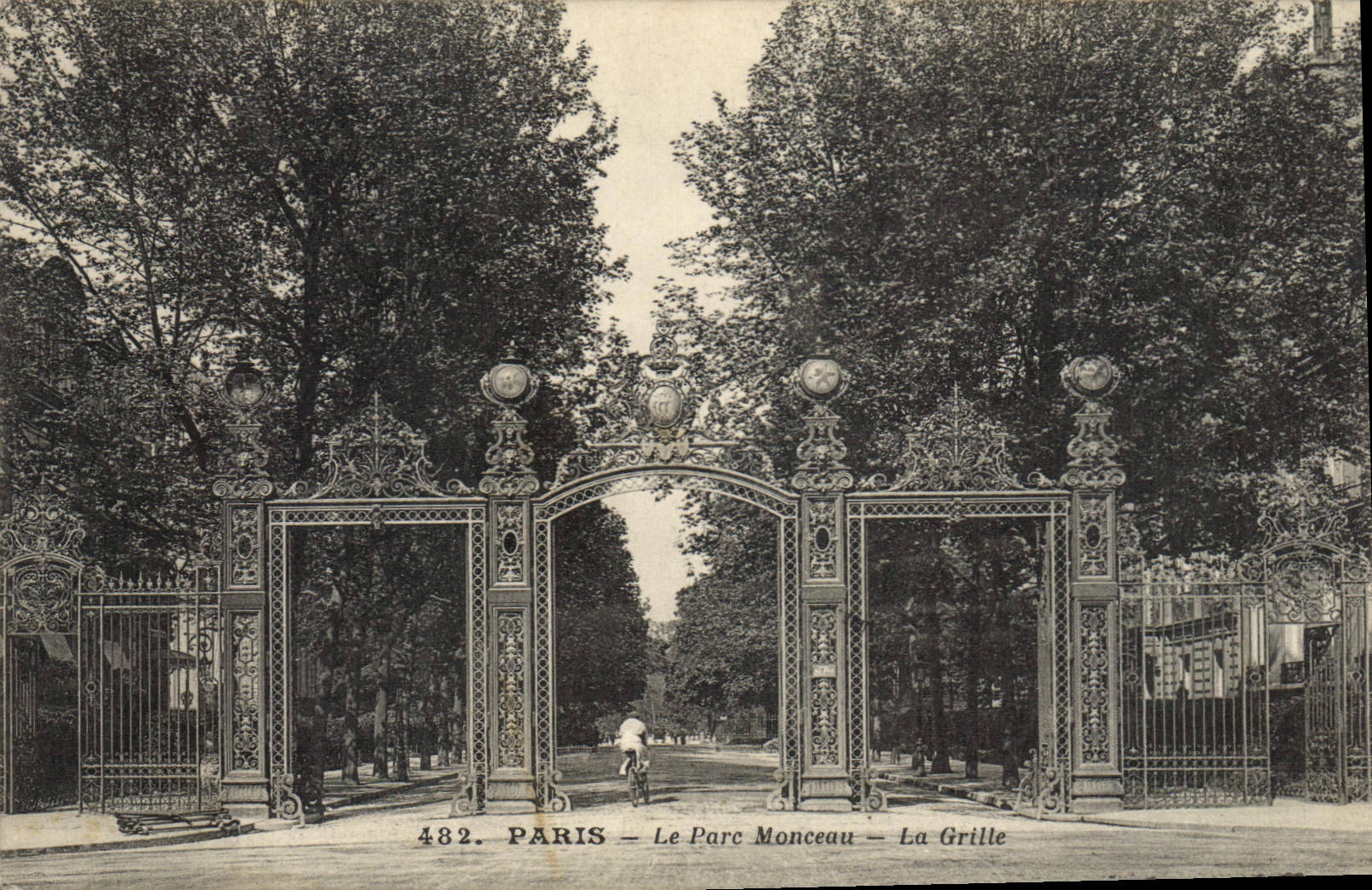 Vintage Postcard Paris the Montceau Park the grid