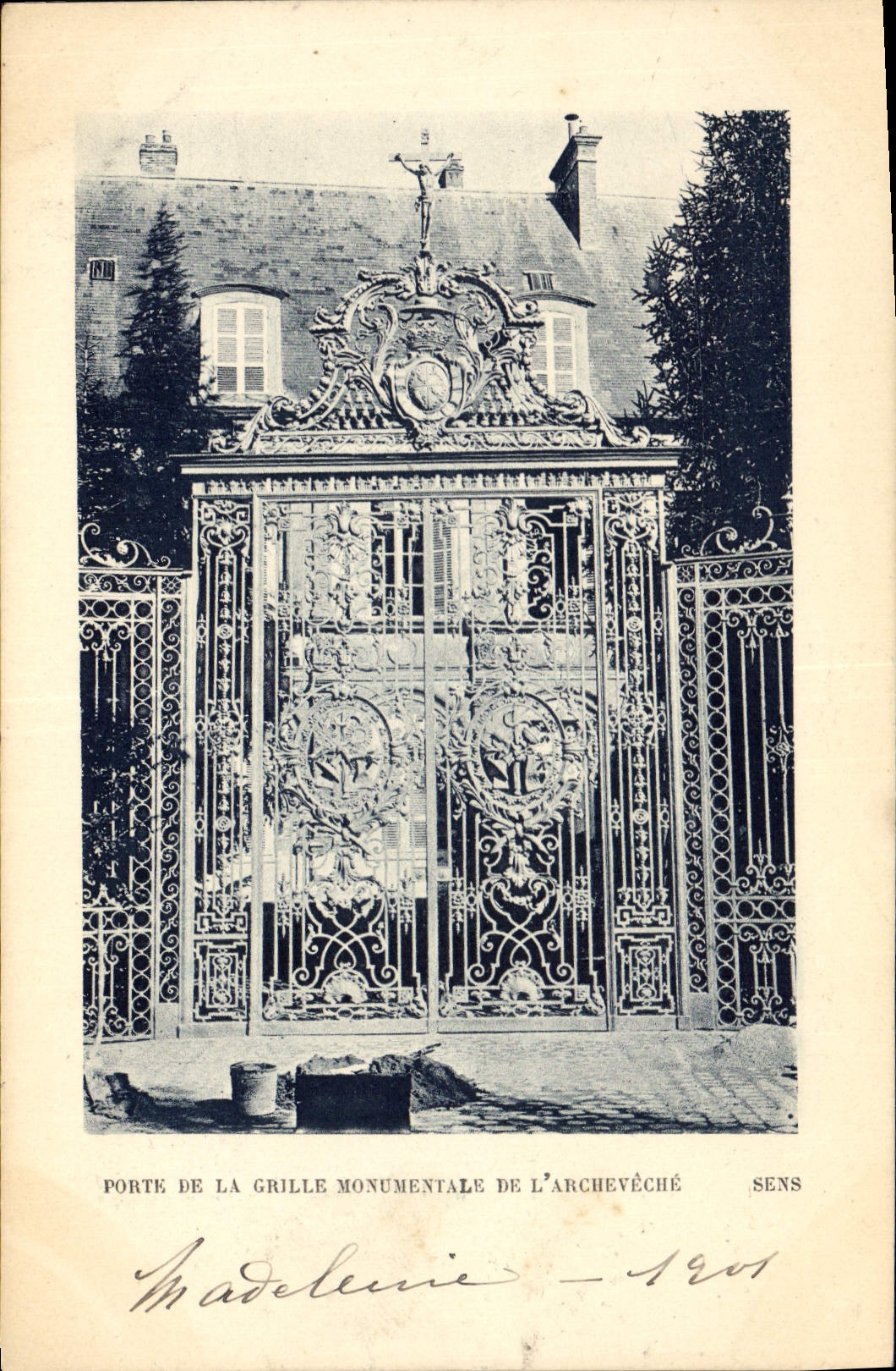 CPA Sens Porte de la grille monumentale de l'archeveche