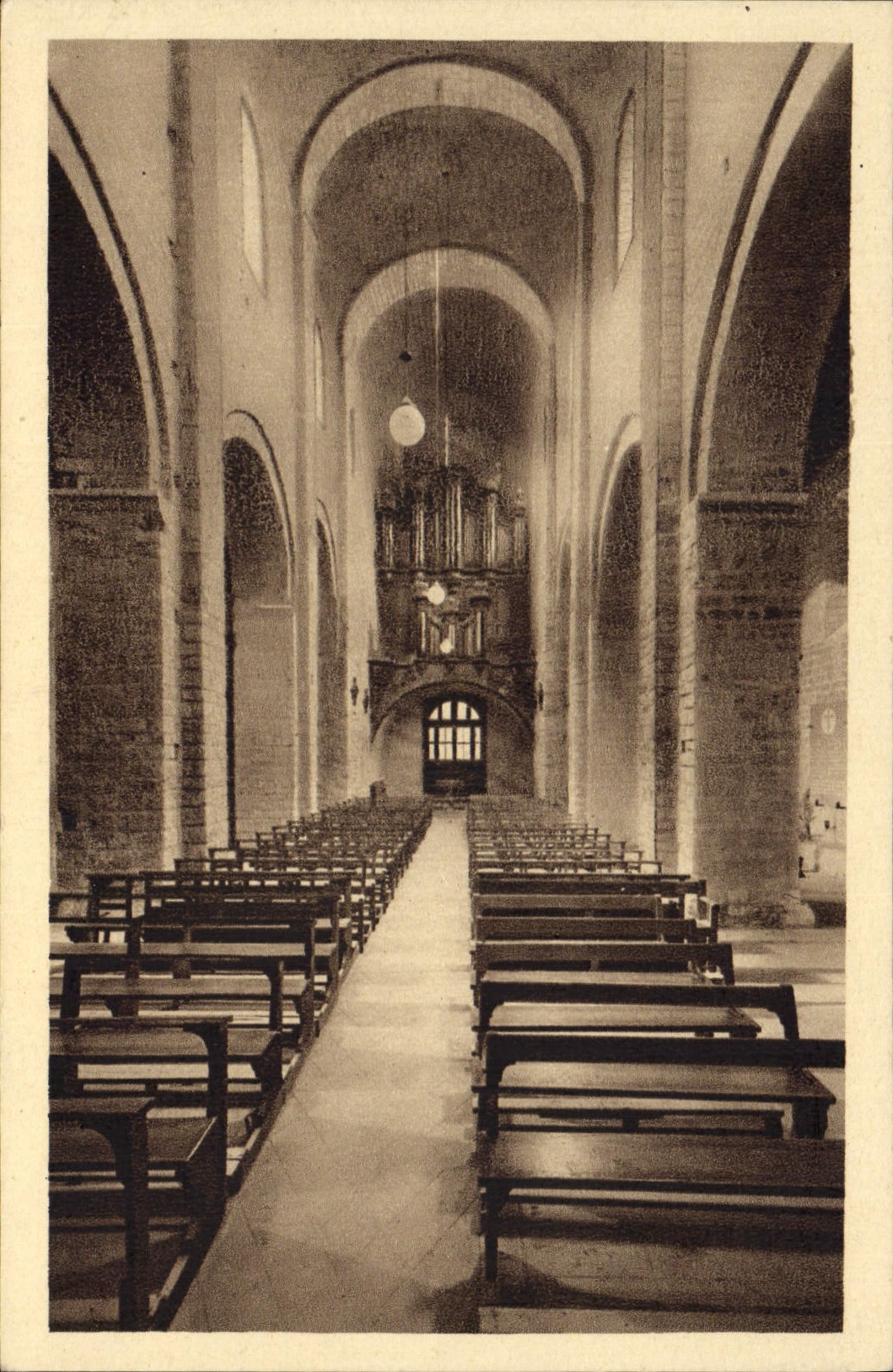 CPA Orgue Saint Guilhem le Desert Herault Interieur de l'eglise abbatiale La nef Les orgues